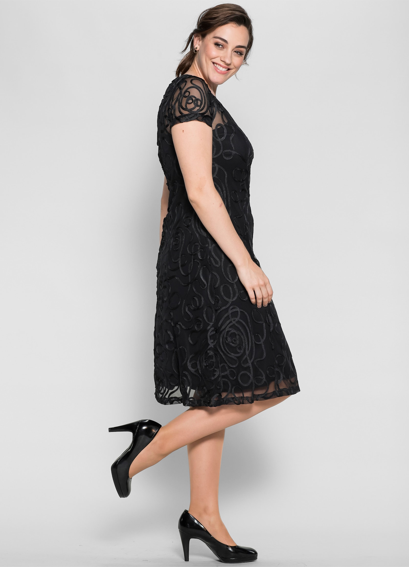 sheego Cocktailjurk met sierranden - zwart