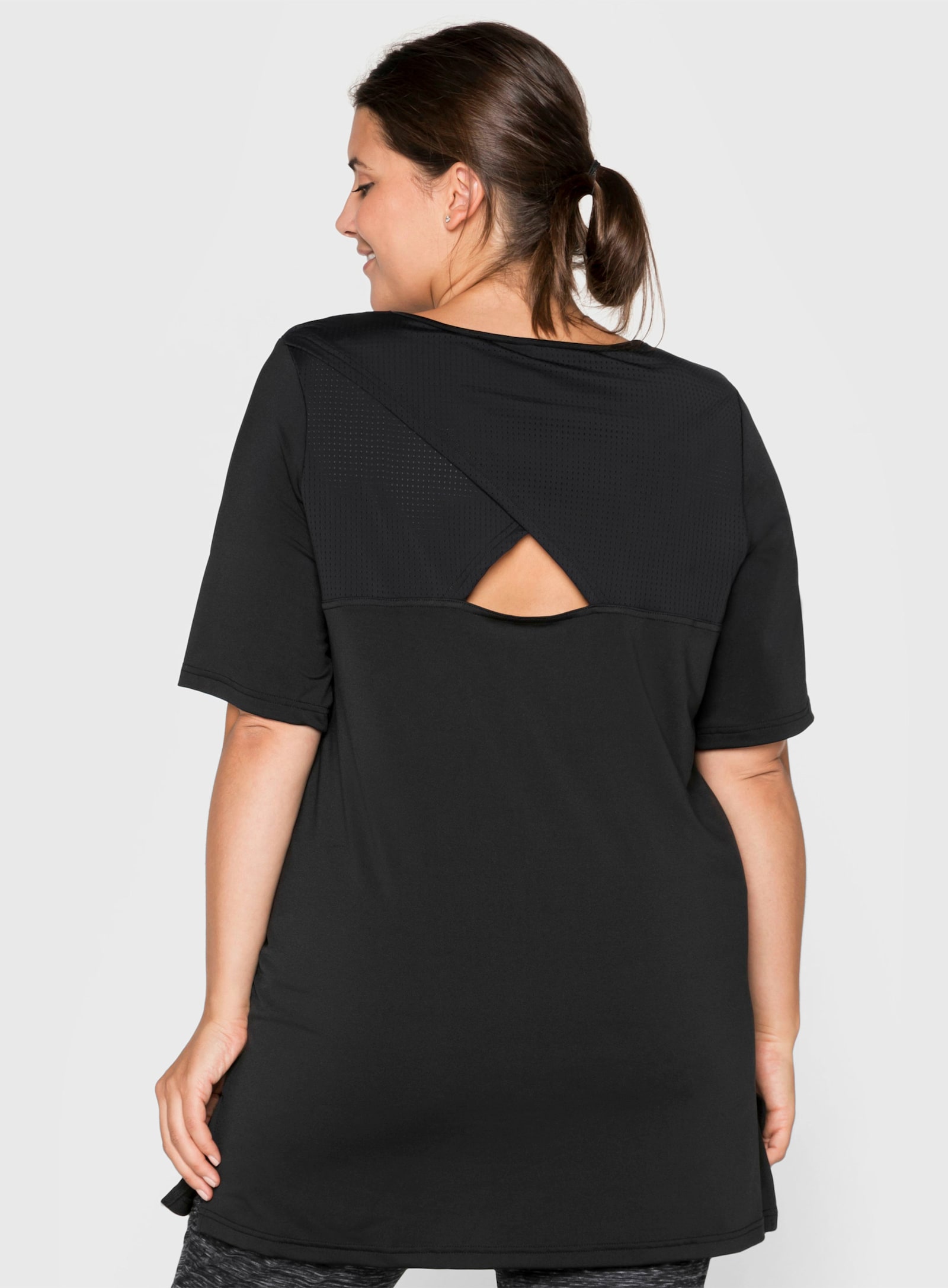 sheego Functioneel shirt in lang model, cut-out achter - zwart