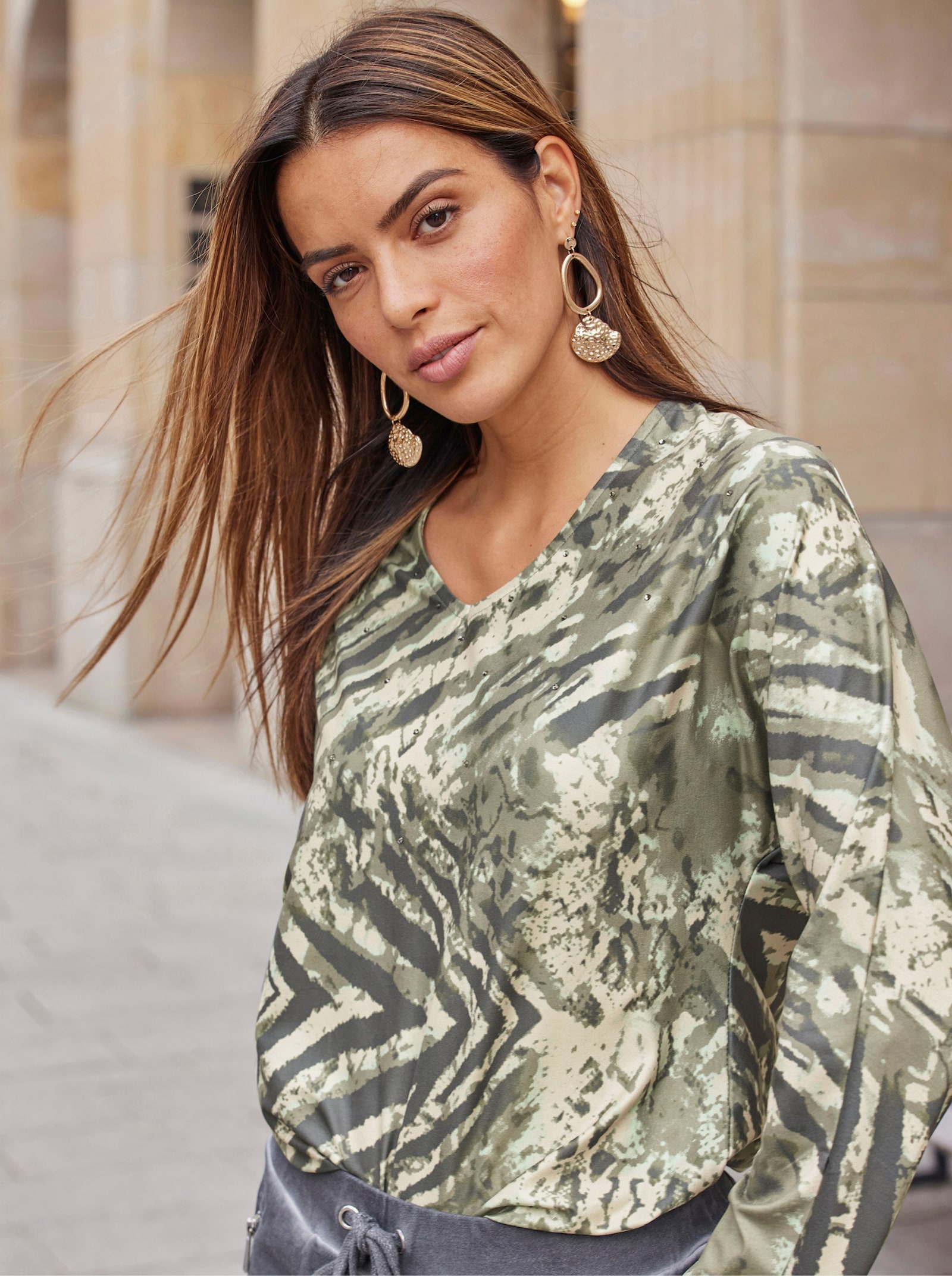 Langarmshirt mit Druck und Ziersteinchen - khaki-ecru-bedruckt