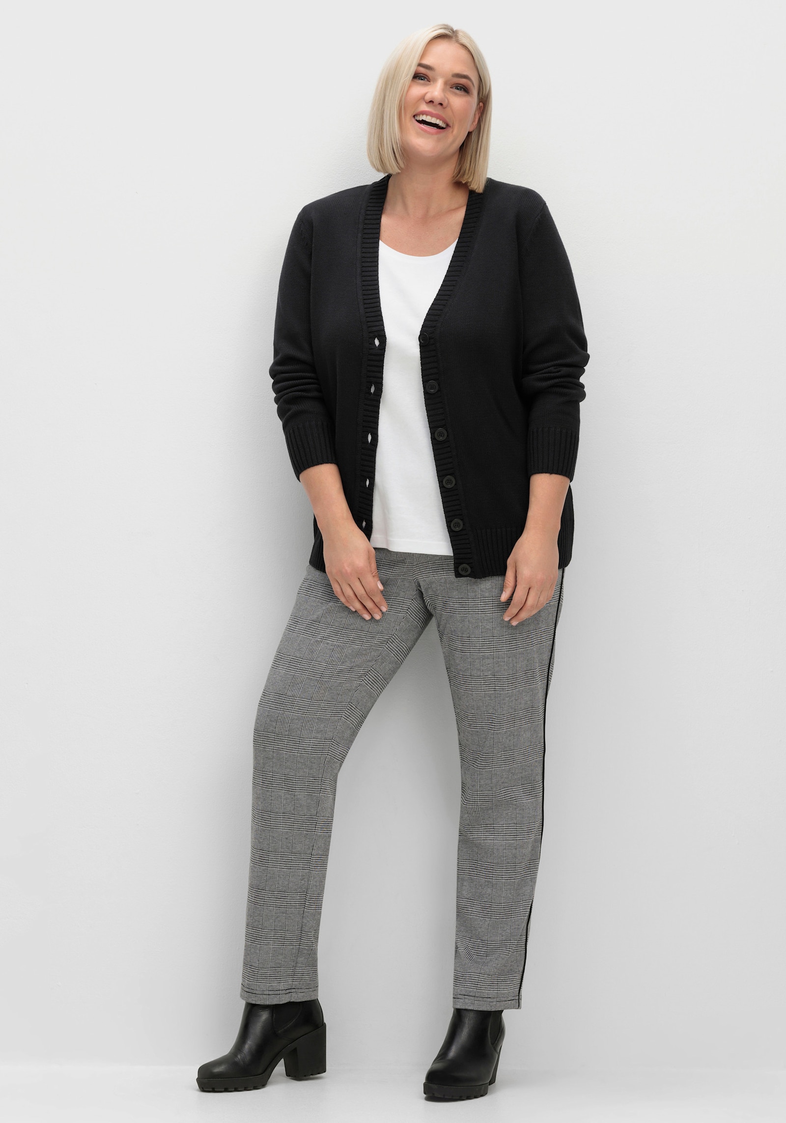 Strickjacke mit farblich abgestimmten Knöpfen - schwarz