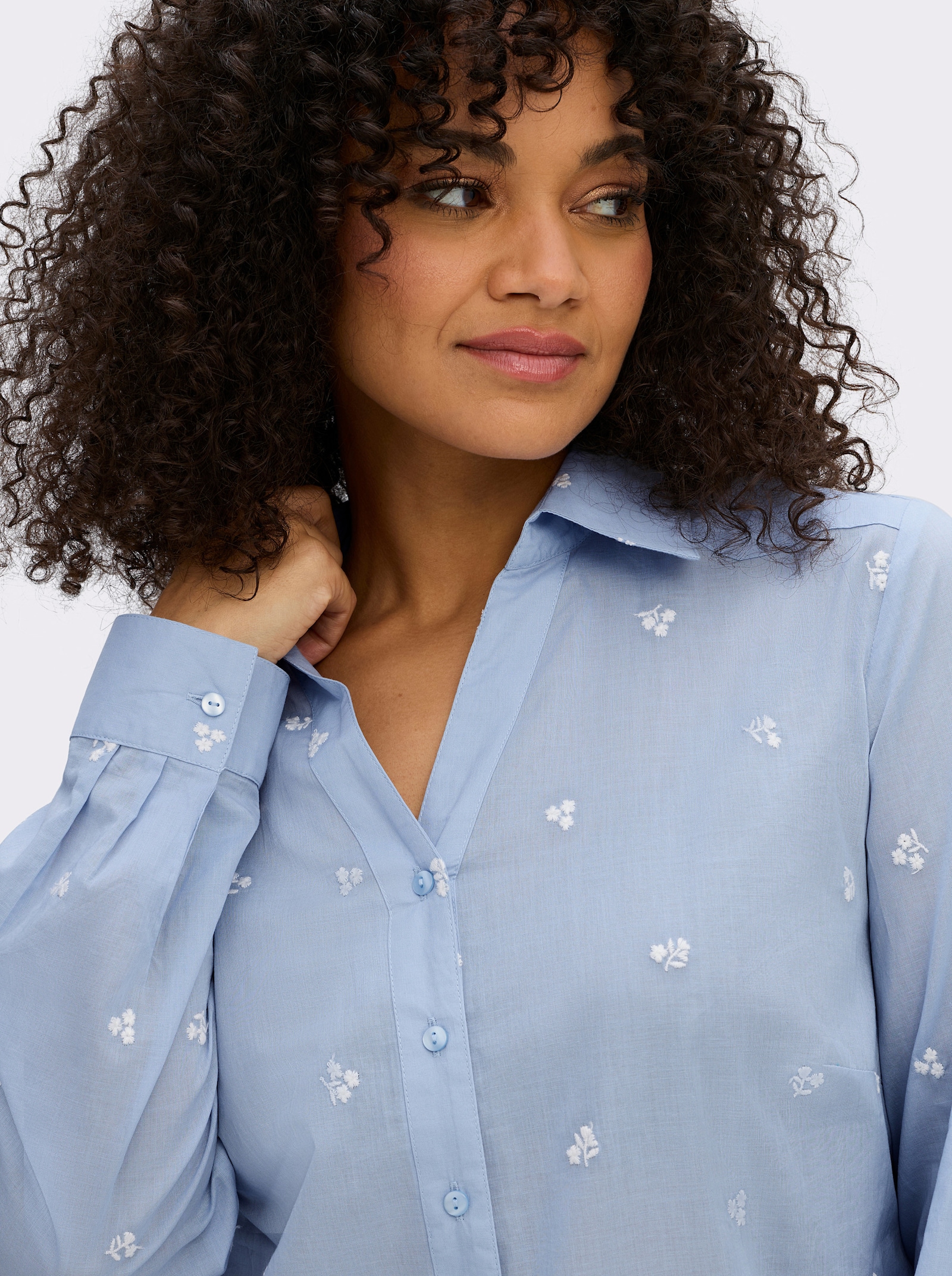 sheego Hemdbluse mit Blütenstickereien - bleu