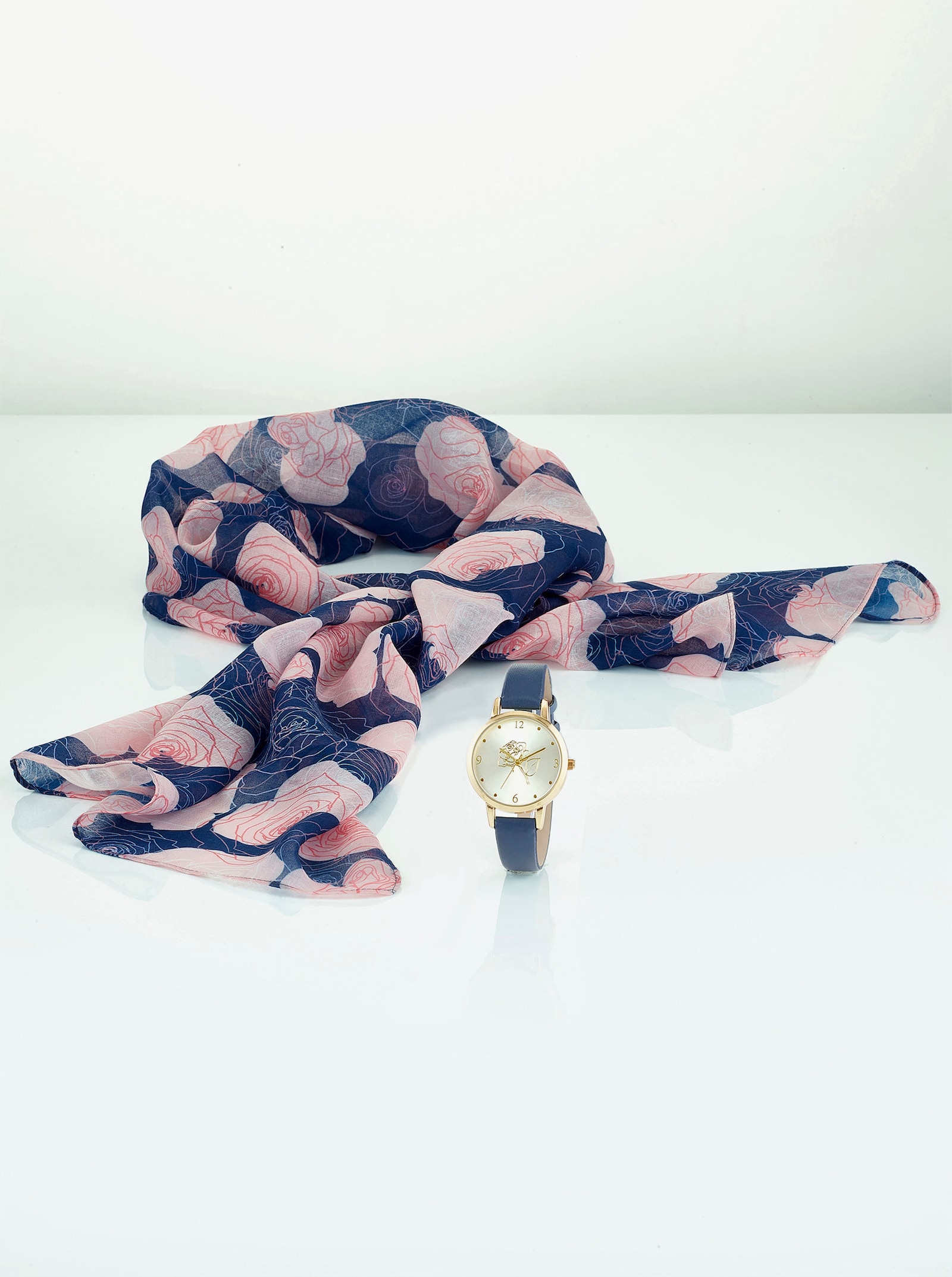 Schal und Armbanduhr - marine