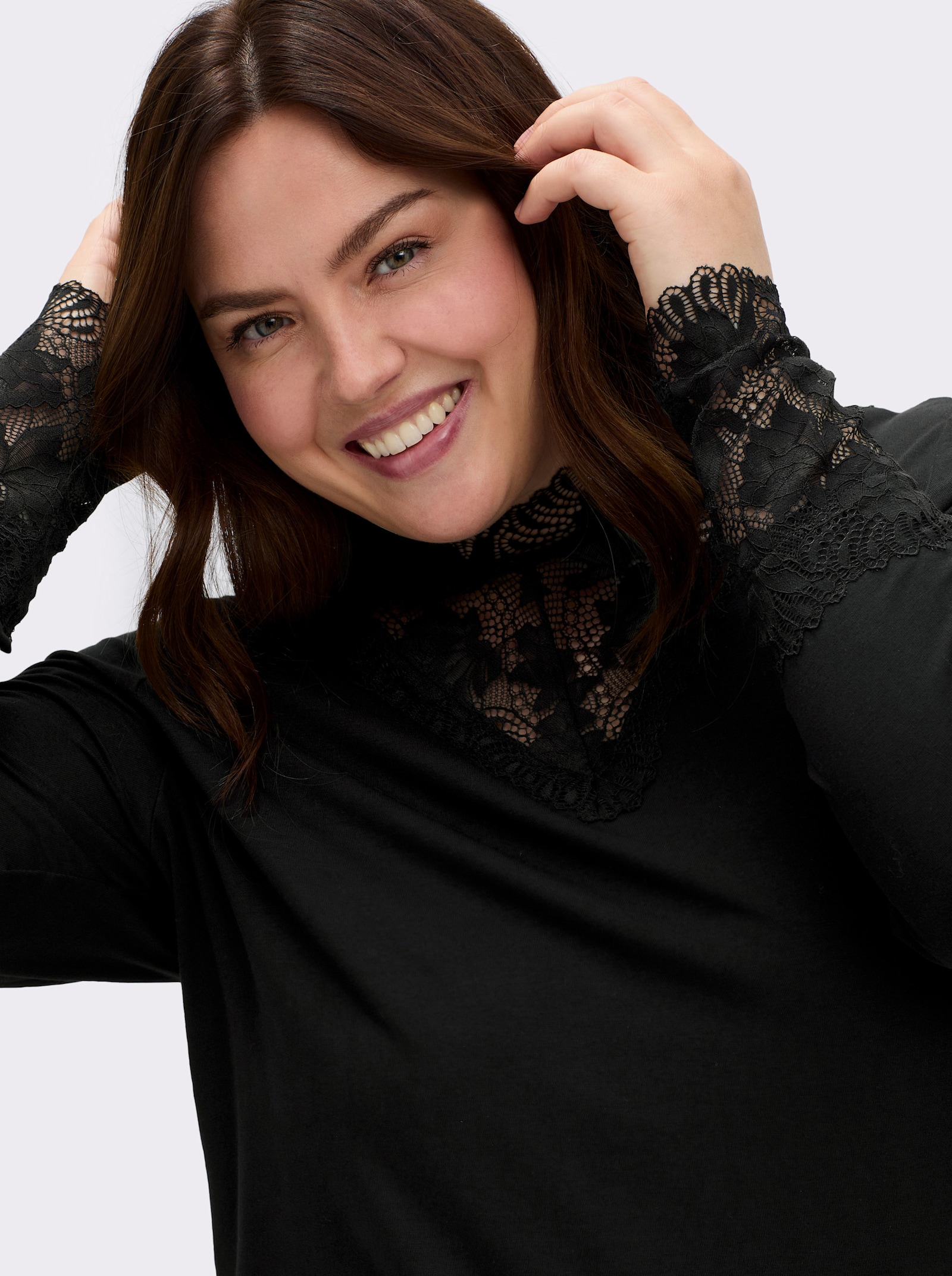 sheego by Joe Browns T-shirt avec empiècement en dentelle à l'encolure - noir