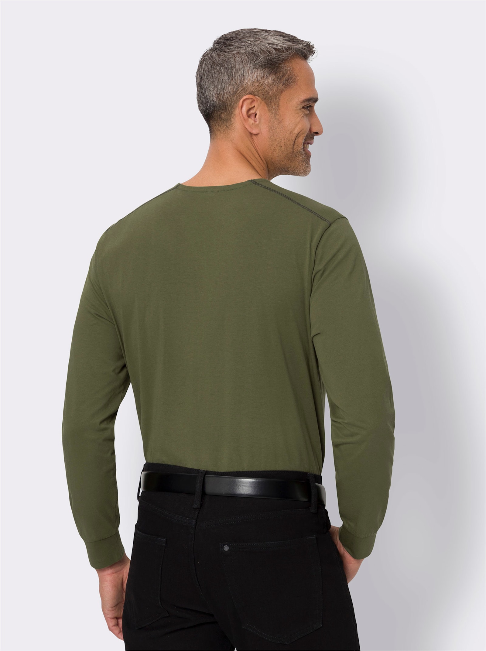 Topp med rund halsringning och muddar på ärmarna - oliv