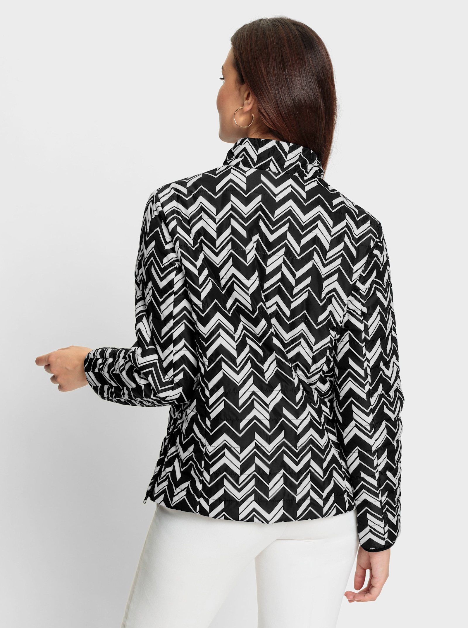 Steppjacke mit Reißverschluss an den Seitenschlitzen - schwarz-weiß-bedruckt