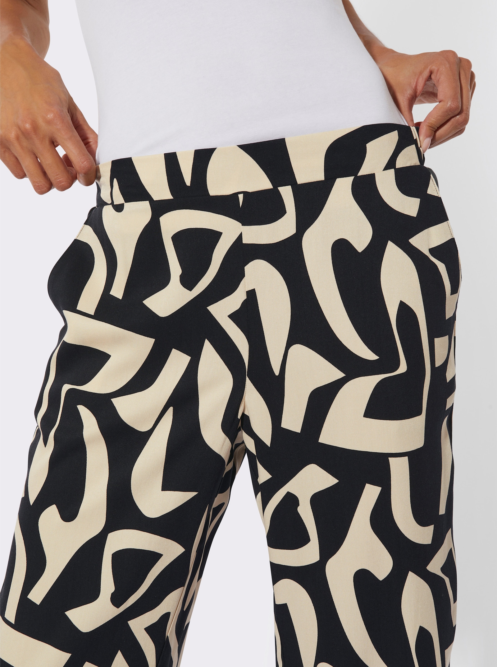 Schlupfhose mit seitlichen Taschen - sand-schwarz-bedruckt