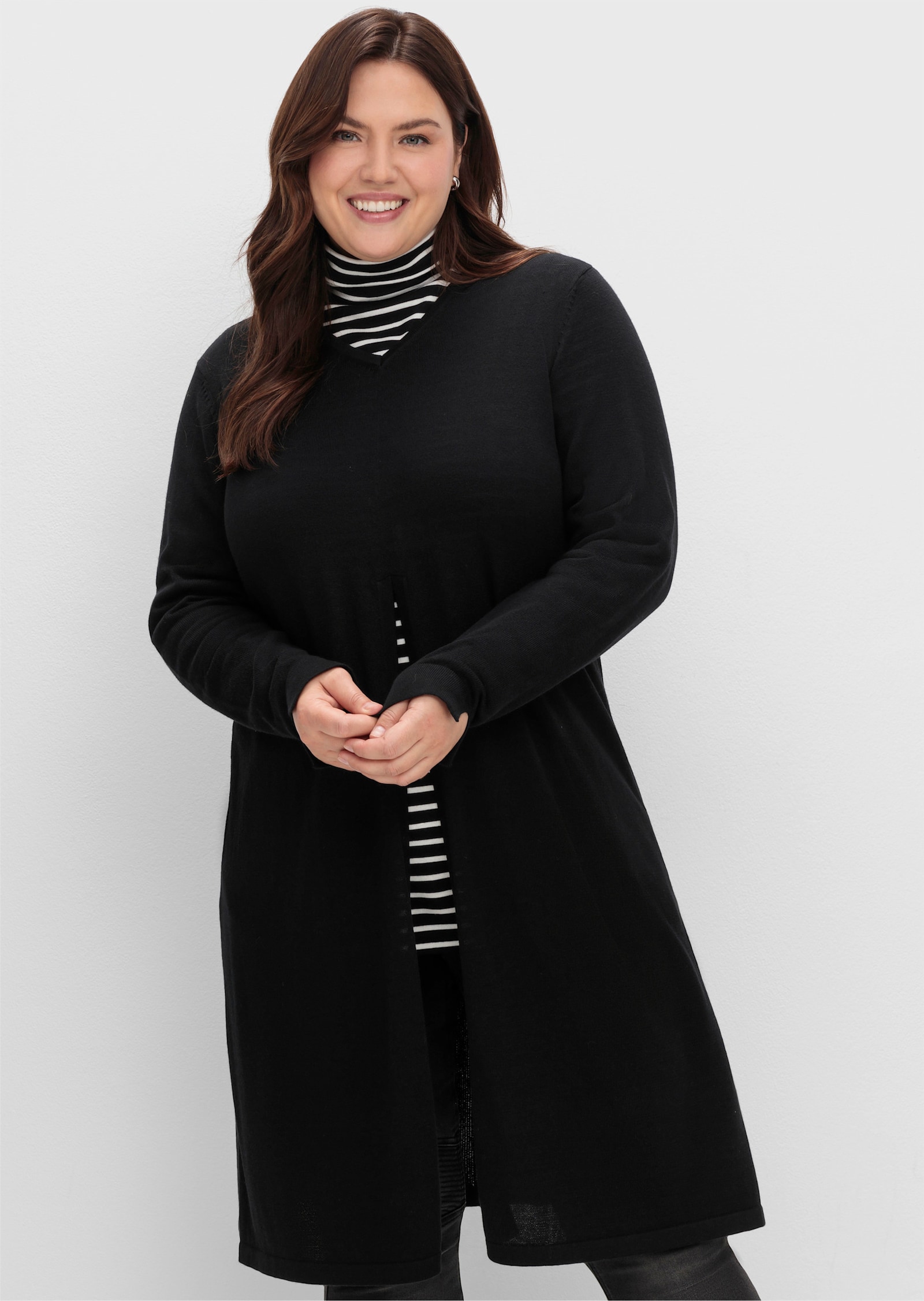 sheego Longpullover mit langem Schlitz vorne - schwarz