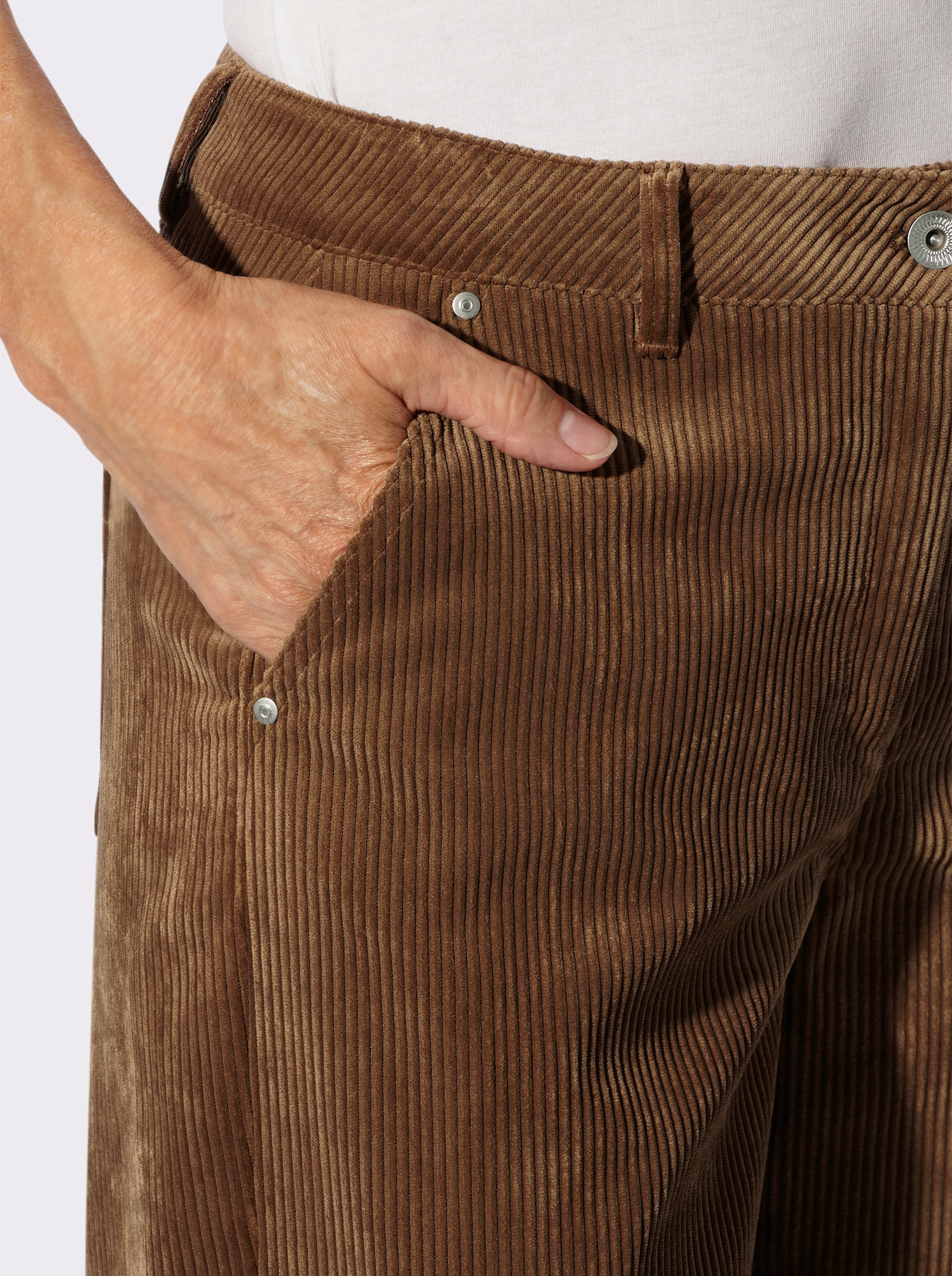 Cordhose mit fließendem Fall - braun