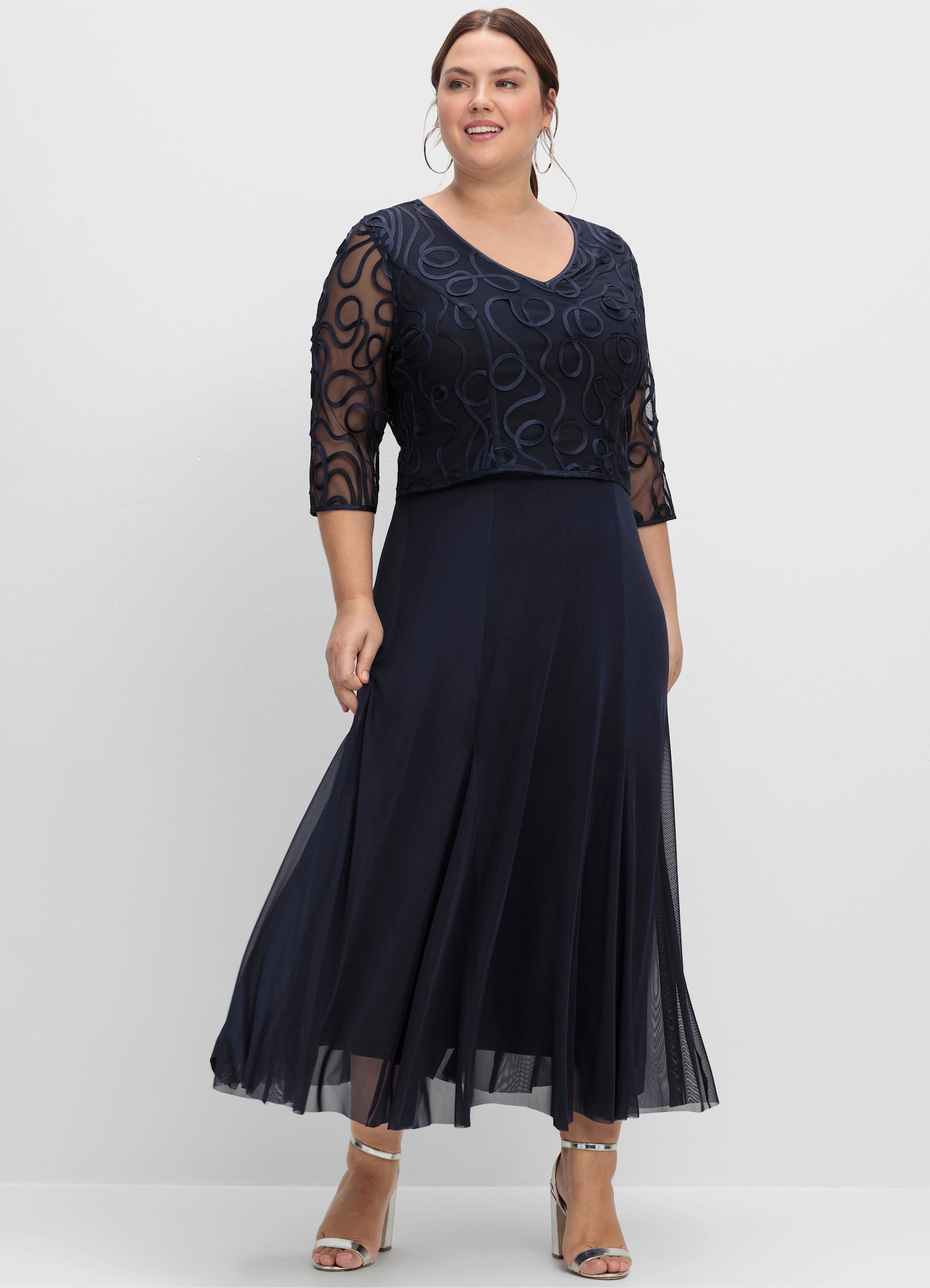 sheego Abendkleid aus Mesh, mit Zierborten - tiefblau