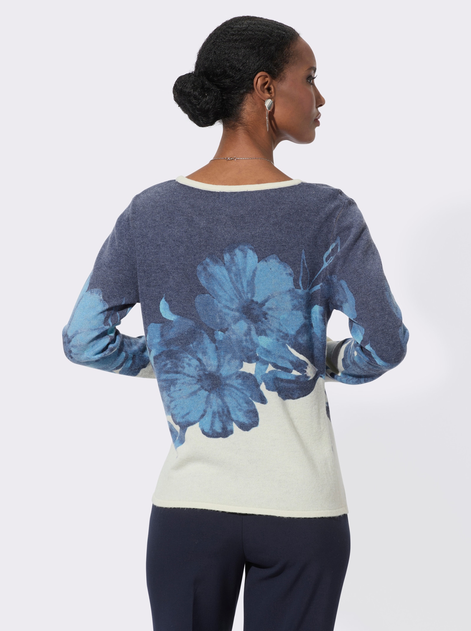Feinstrickpullover mit diagonalem Blütendruck - champagner-jeansblau-bedruckt