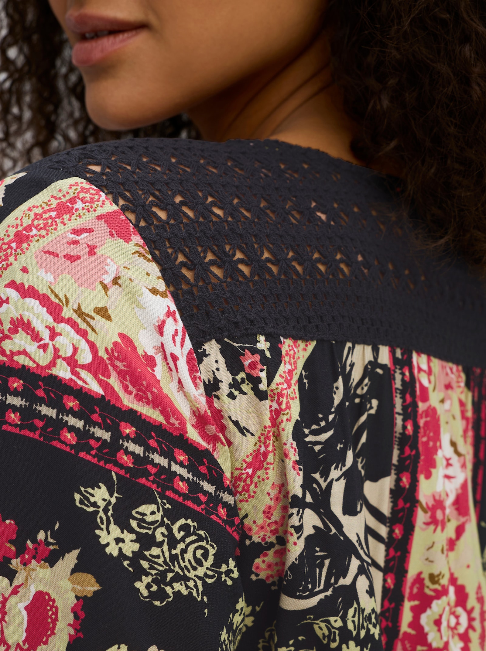 sheego by Joe Browns A-Linien-Kleid mit Muster im Patchwork-Stil - schwarz-kirsche-gemustert