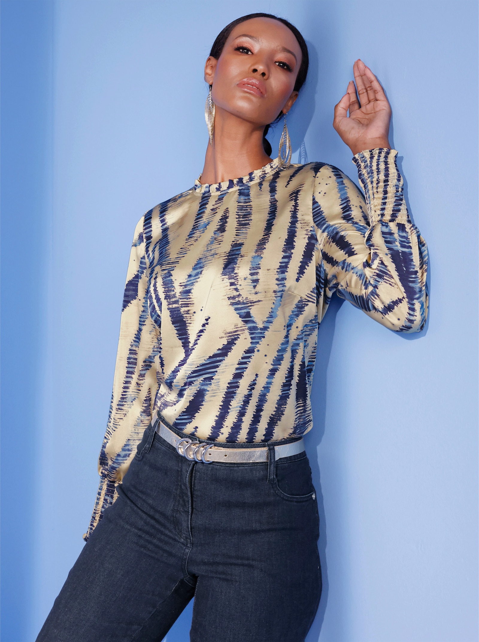 Schlupfbluse mit gesmokter Blende - sand-marine-bedruckt