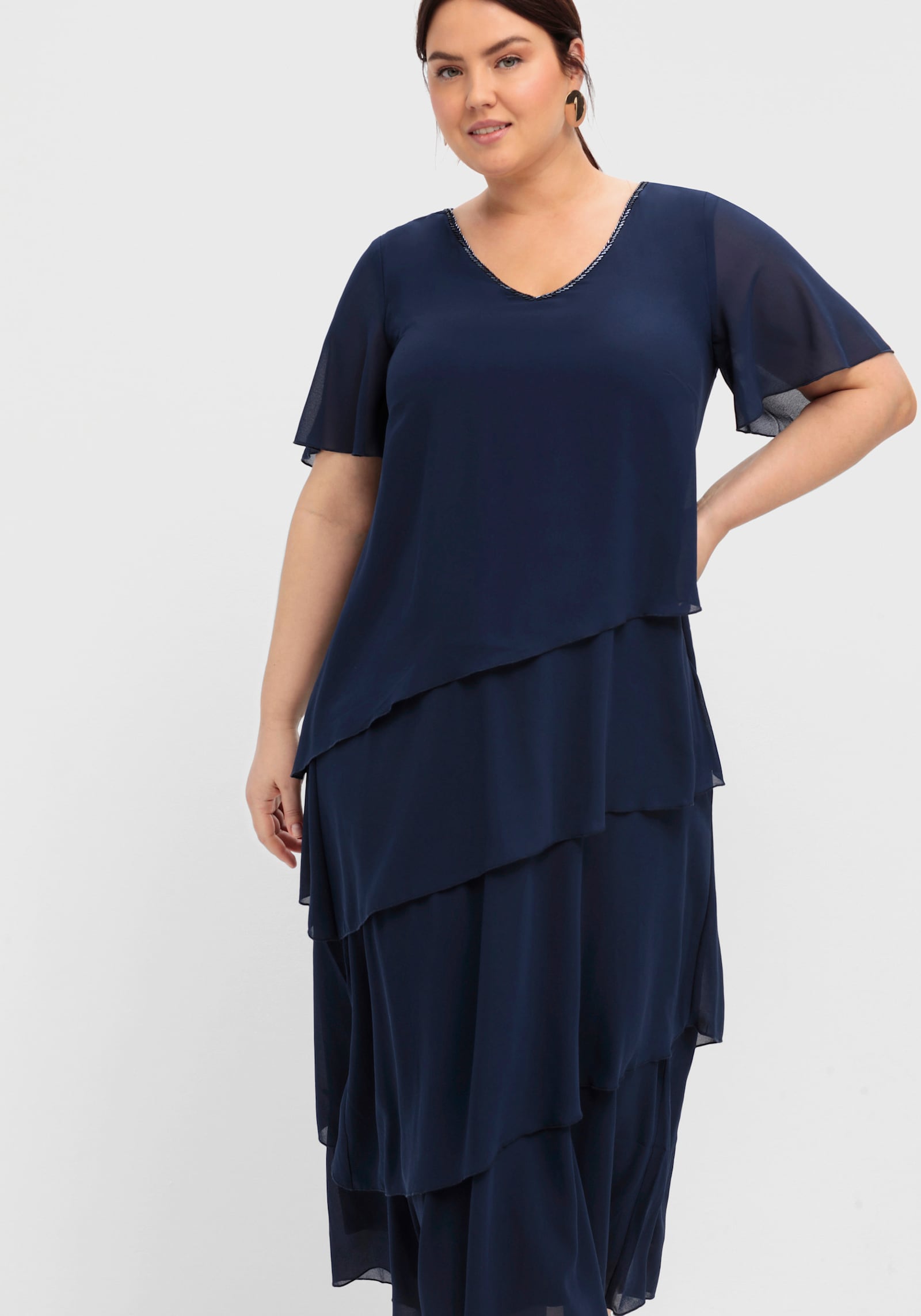 sheego Cocktailjurk in laagjeslook, met volants - marine