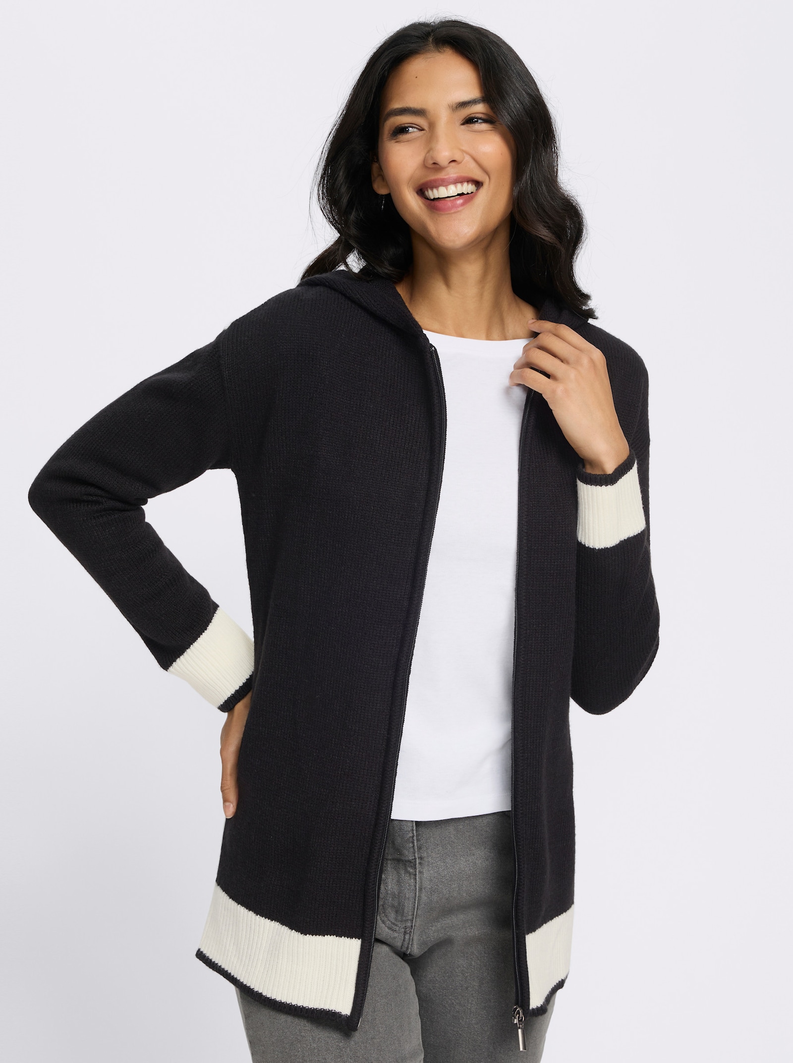 Longstrickjacke mit Kontrasten - schwarz-weiß