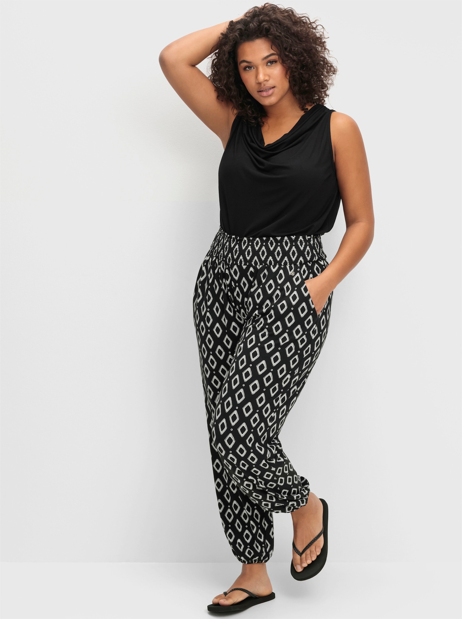 sheego Jogg Pants mit Alloverdruck - schwarz-gemustert