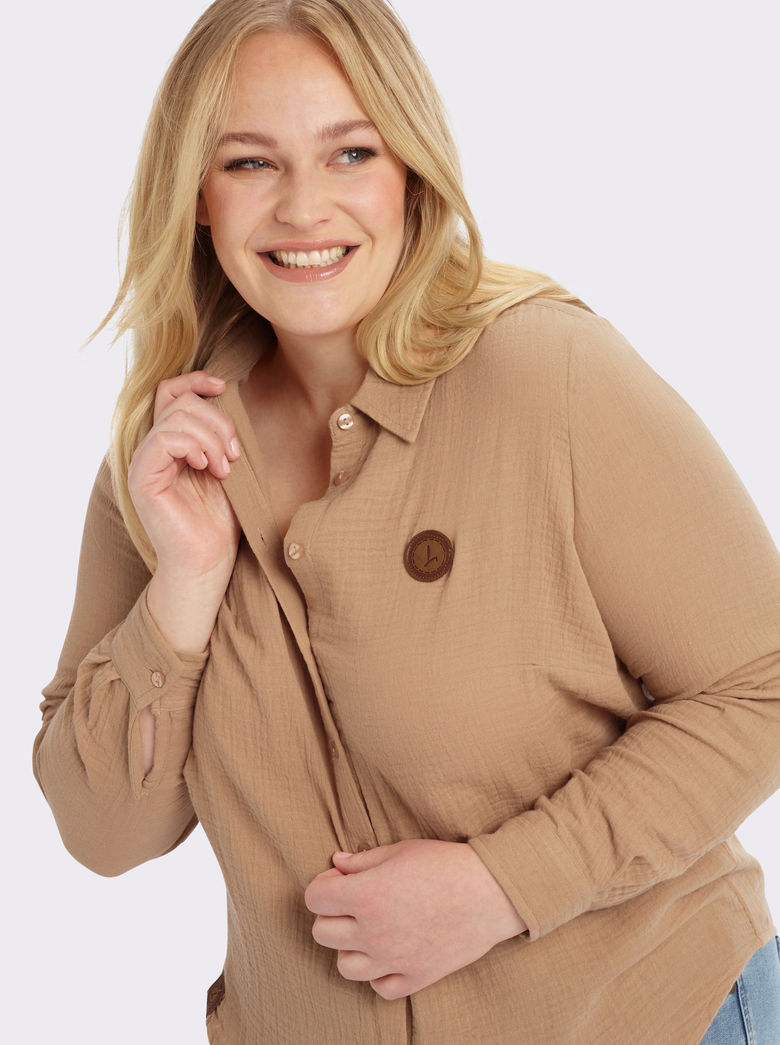 Baumwollbluse mit krempelbaren Ärmeln - camel