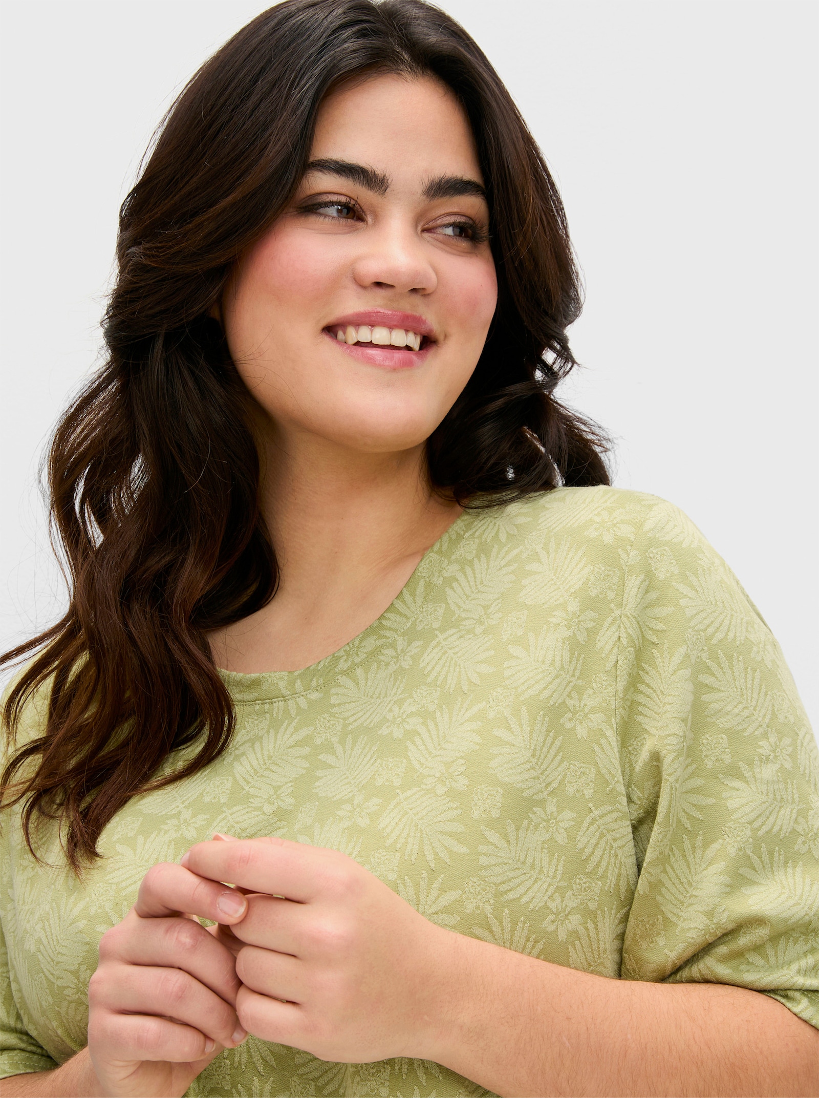 sheego Rundhalsshirt mit tonigem Jacquardmuster - schilf