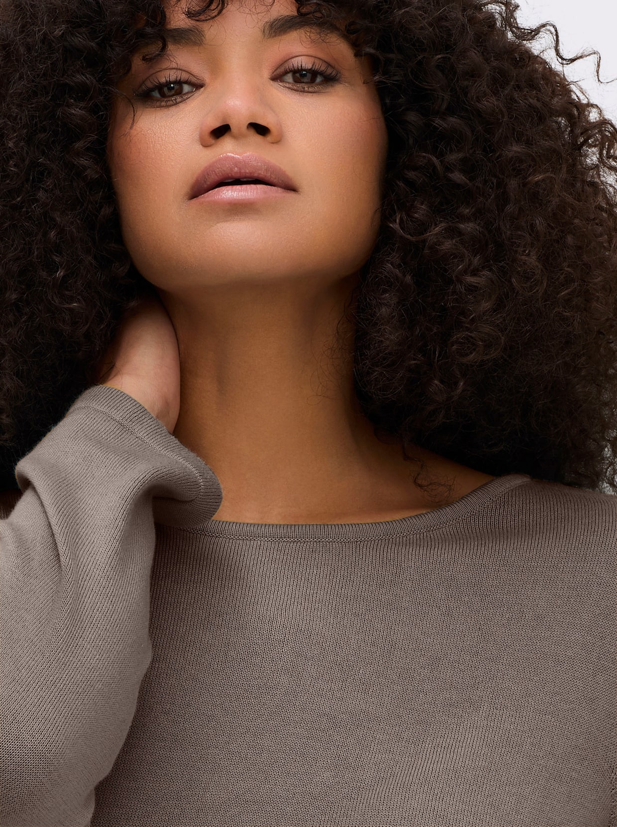 Rundhalspullover mit U-Boot-Ausschnitt - taupe