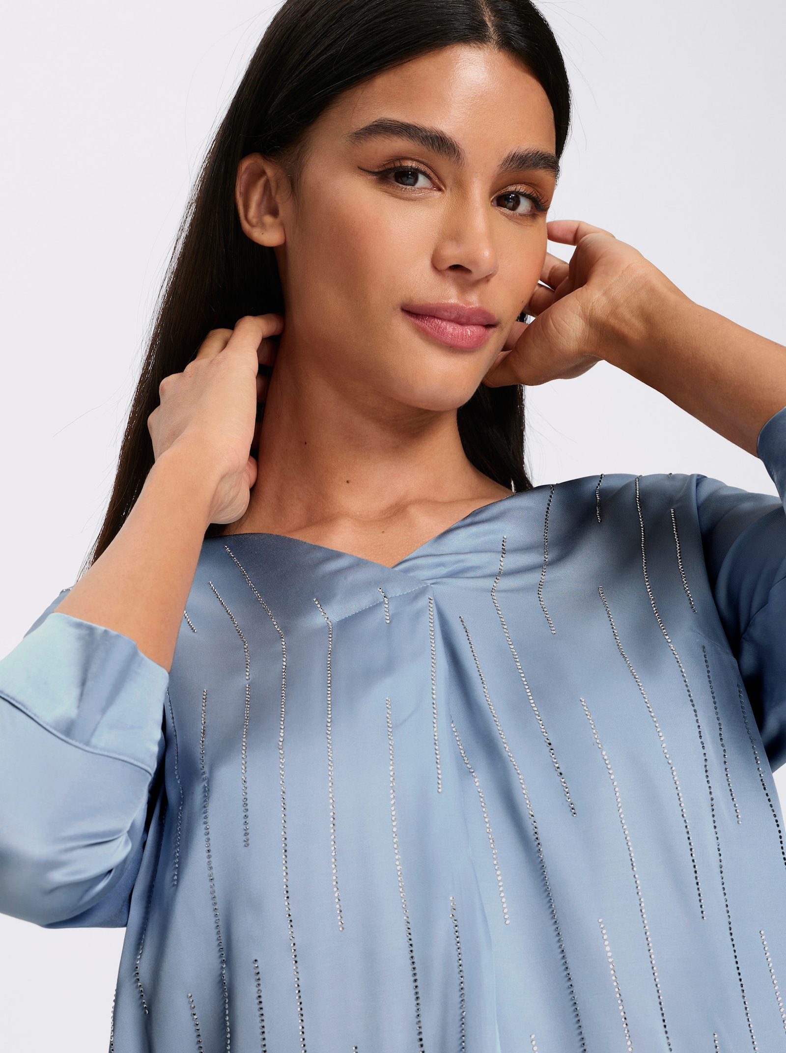 heine Satinbluse mit Glitzersteinchen - eisblau