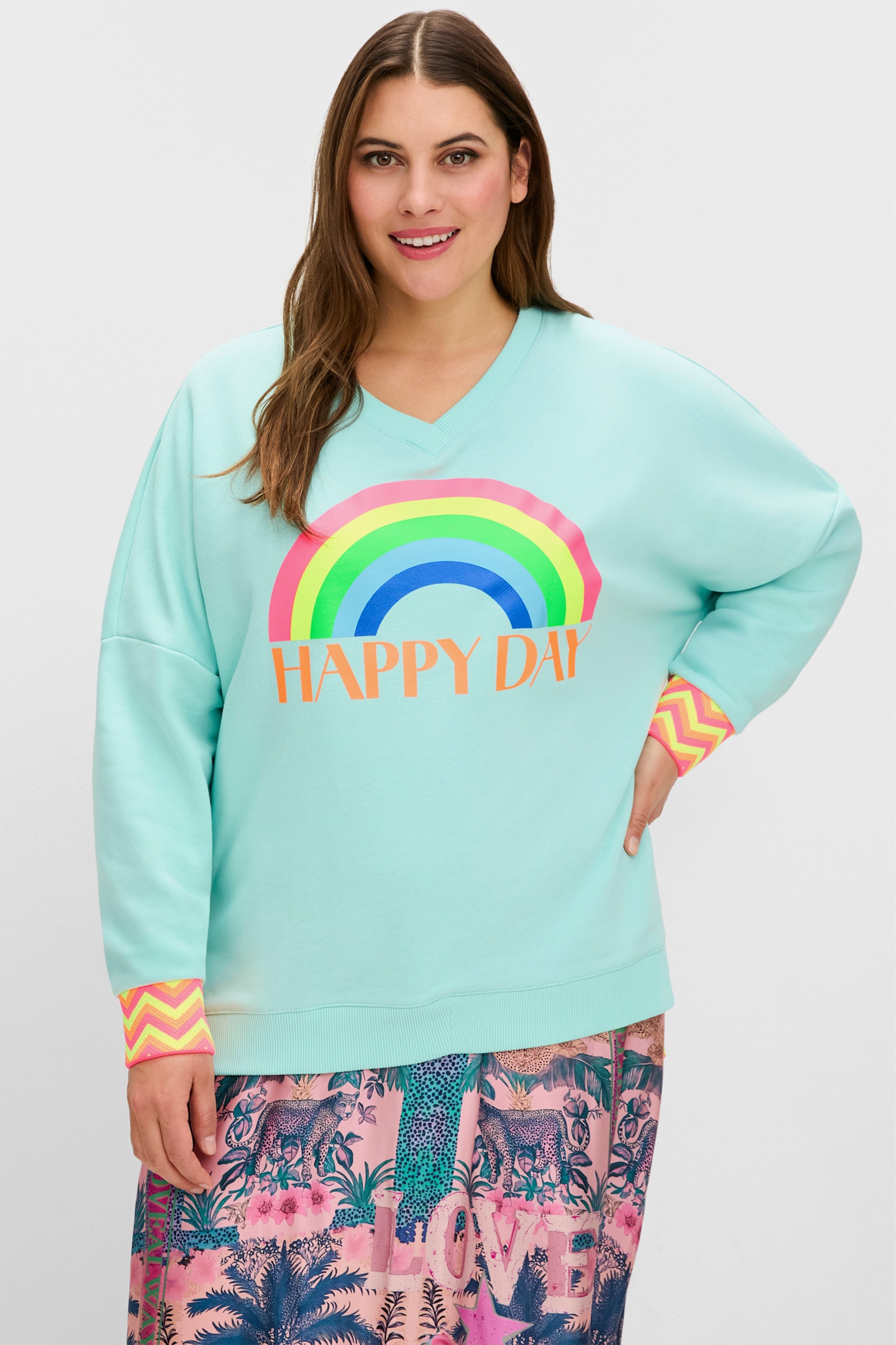 sheego loves miss goodlife Sweatshirt mit Frontdruck und Streifenbündchen - hellblau bedruckt