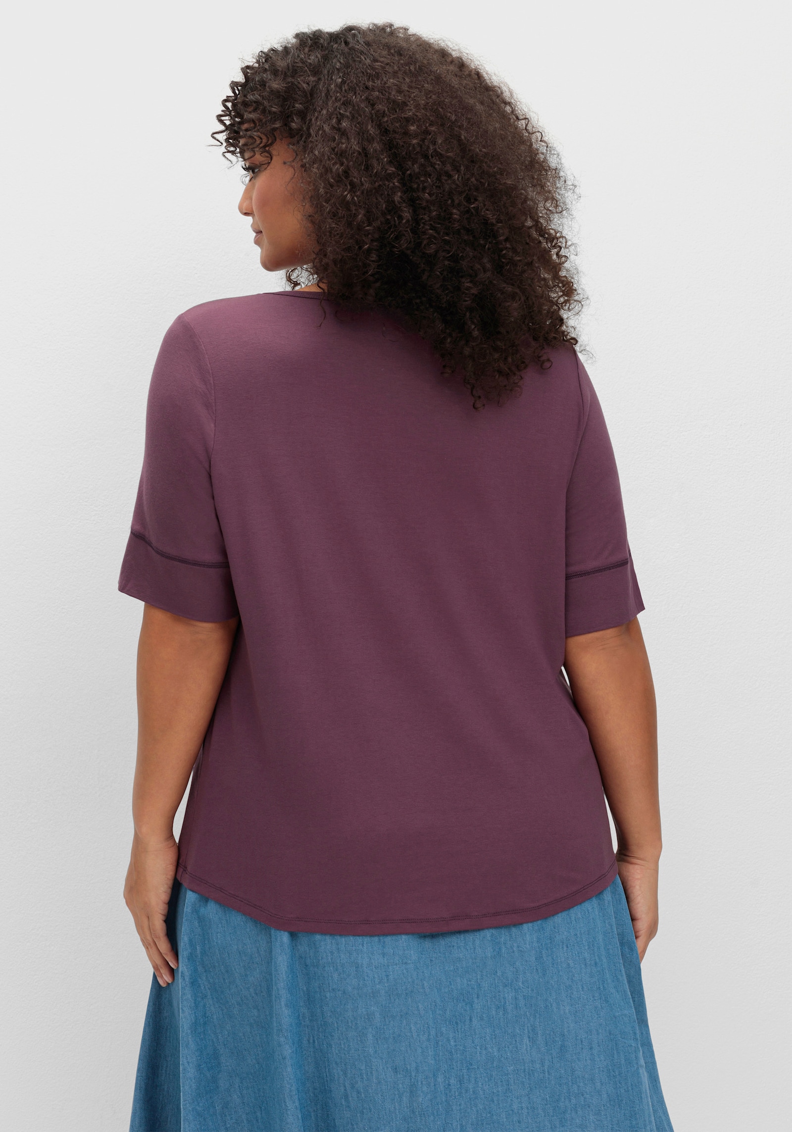 T-Shirt mit zweilagigem Ärmelbündchen - aubergine