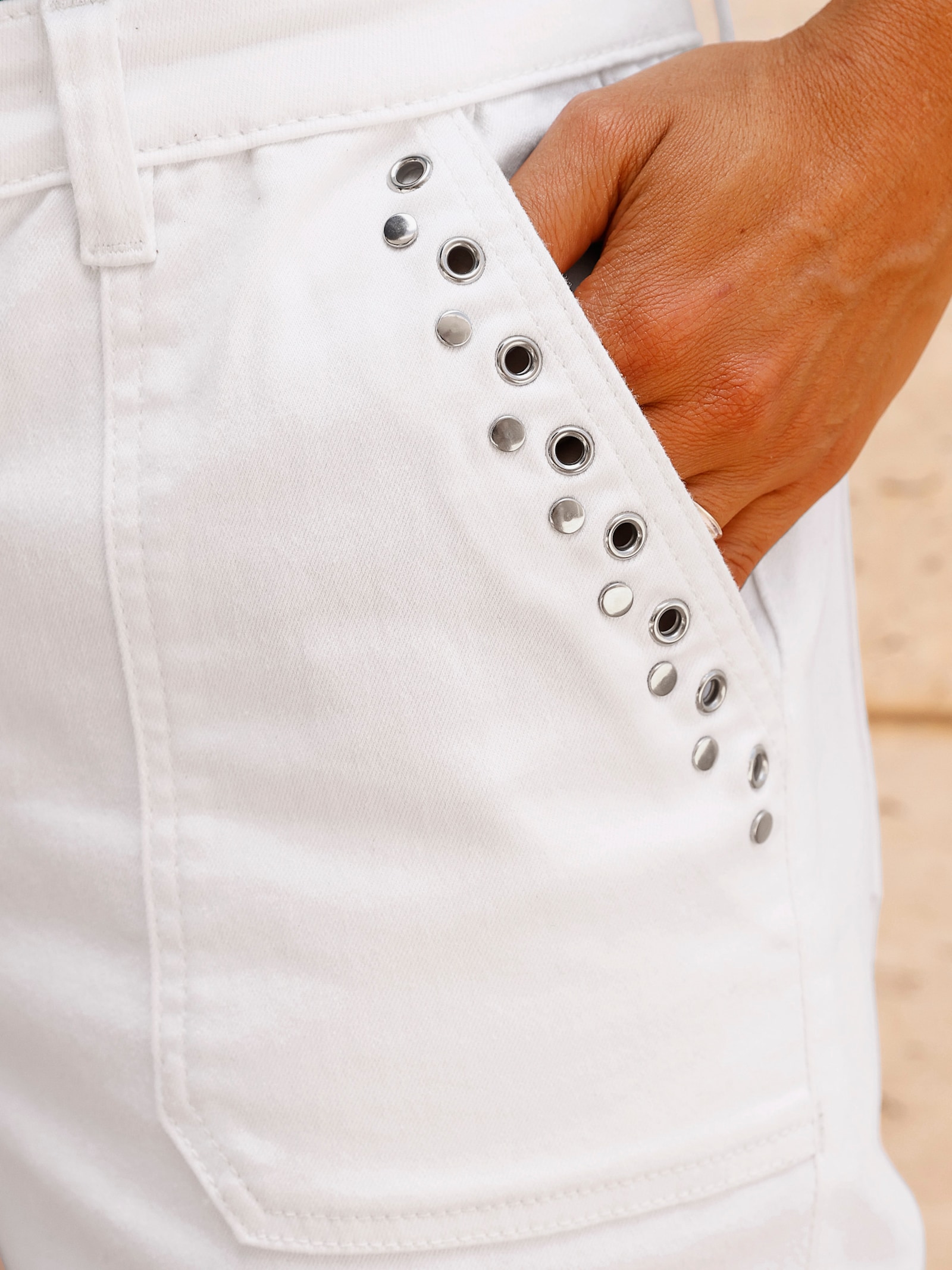 Rechte jeans met sierogen en -studs - ecru