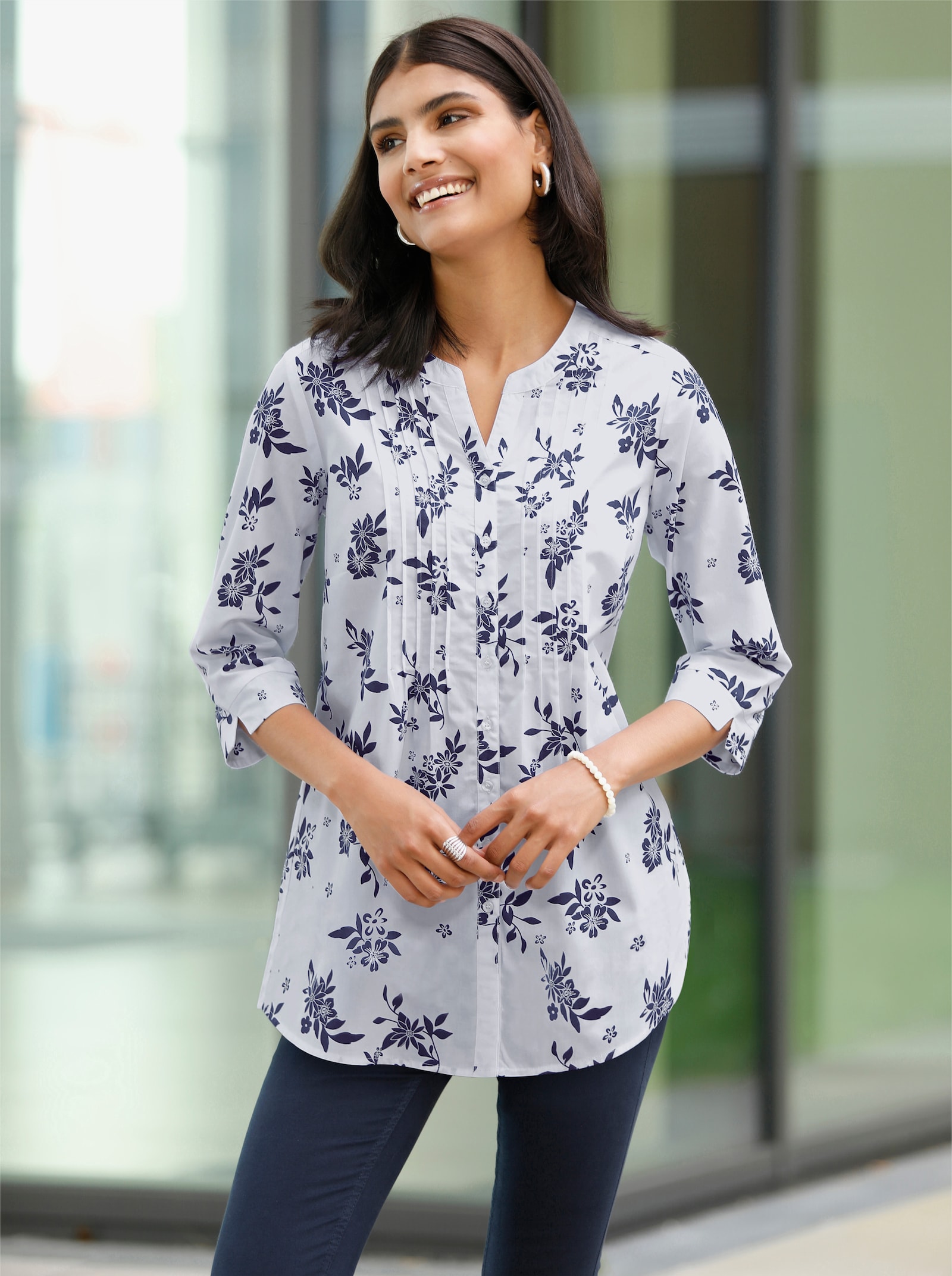 Longbluse mit Blumen-Muster - weiß-nachtblau-bedruckt