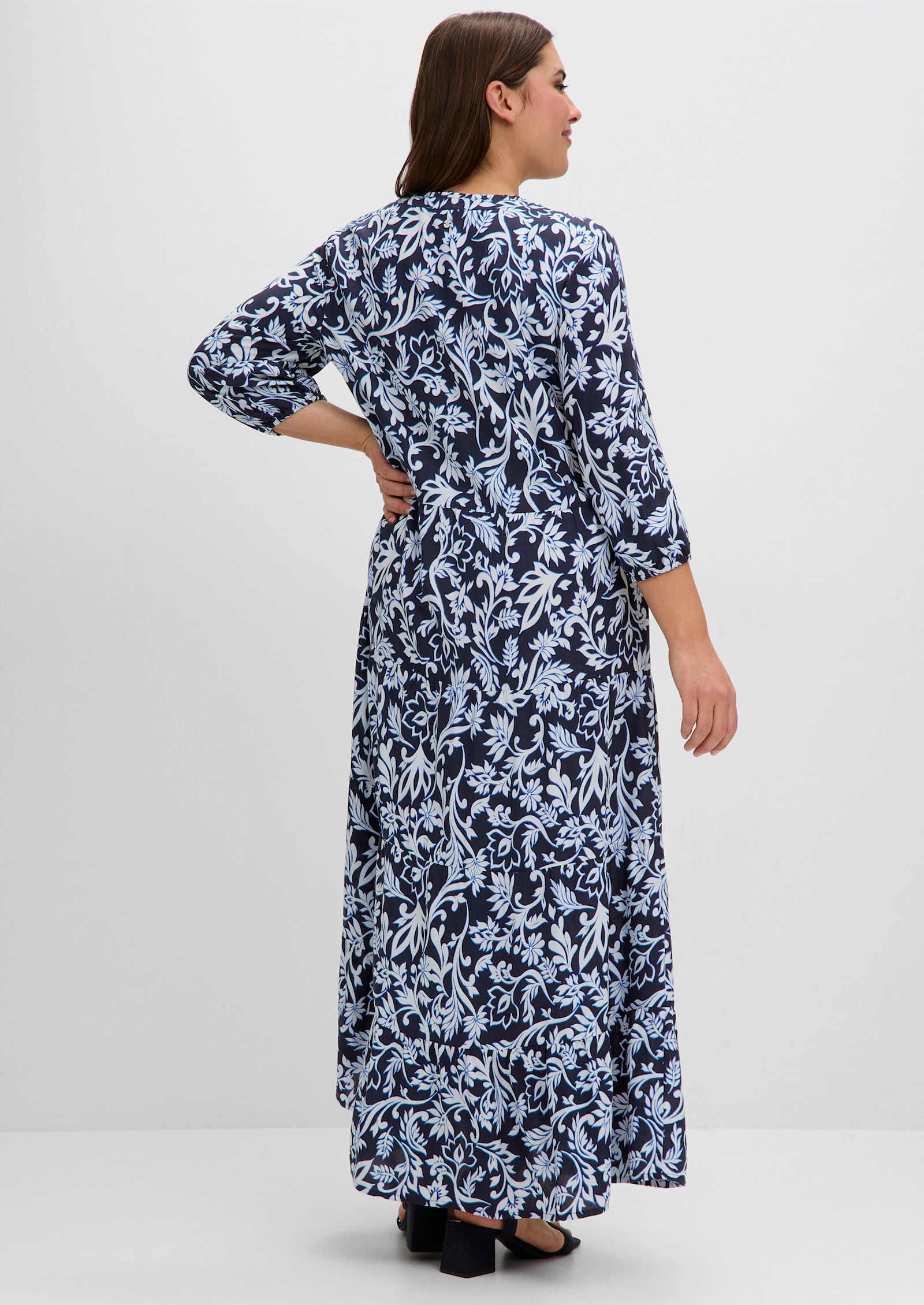 sheego Maxikleid mit weit schwingendem Stufenrock - tiefblau-gemustert