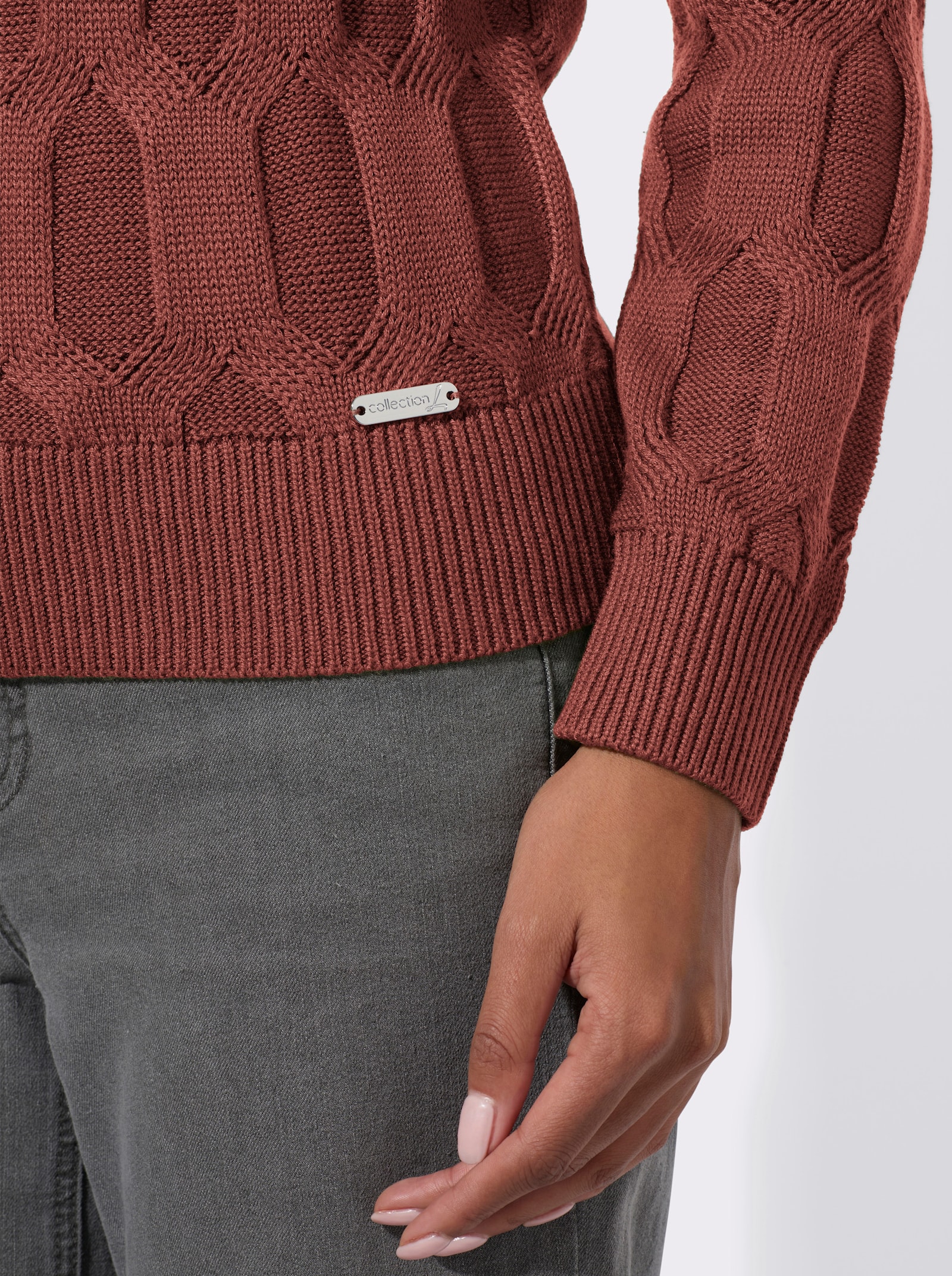 Rollkragenpullover mit Strickmuster - rotbraun