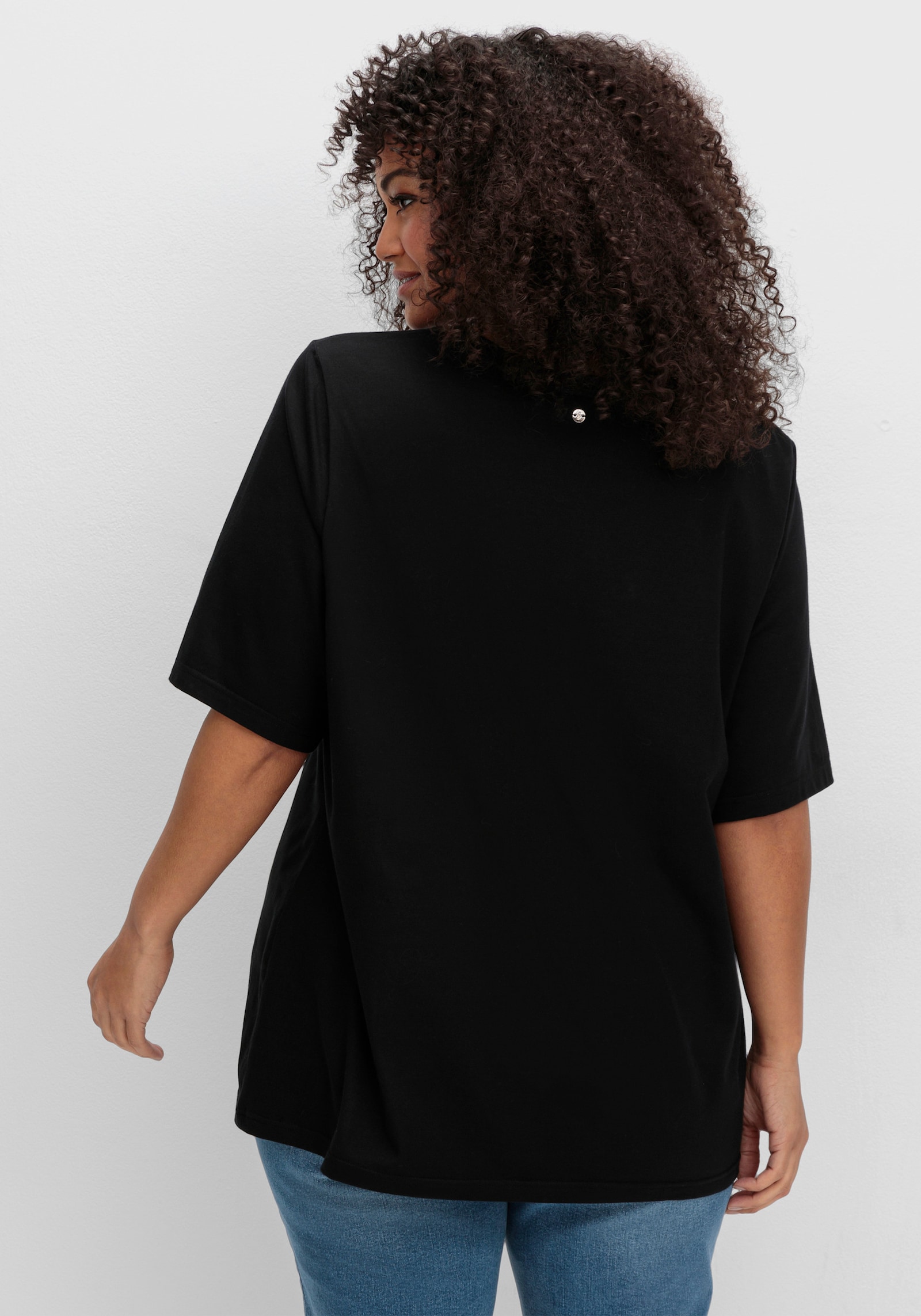 sheego Shirt met V-hals van jersey, licht getailleerd - zwart