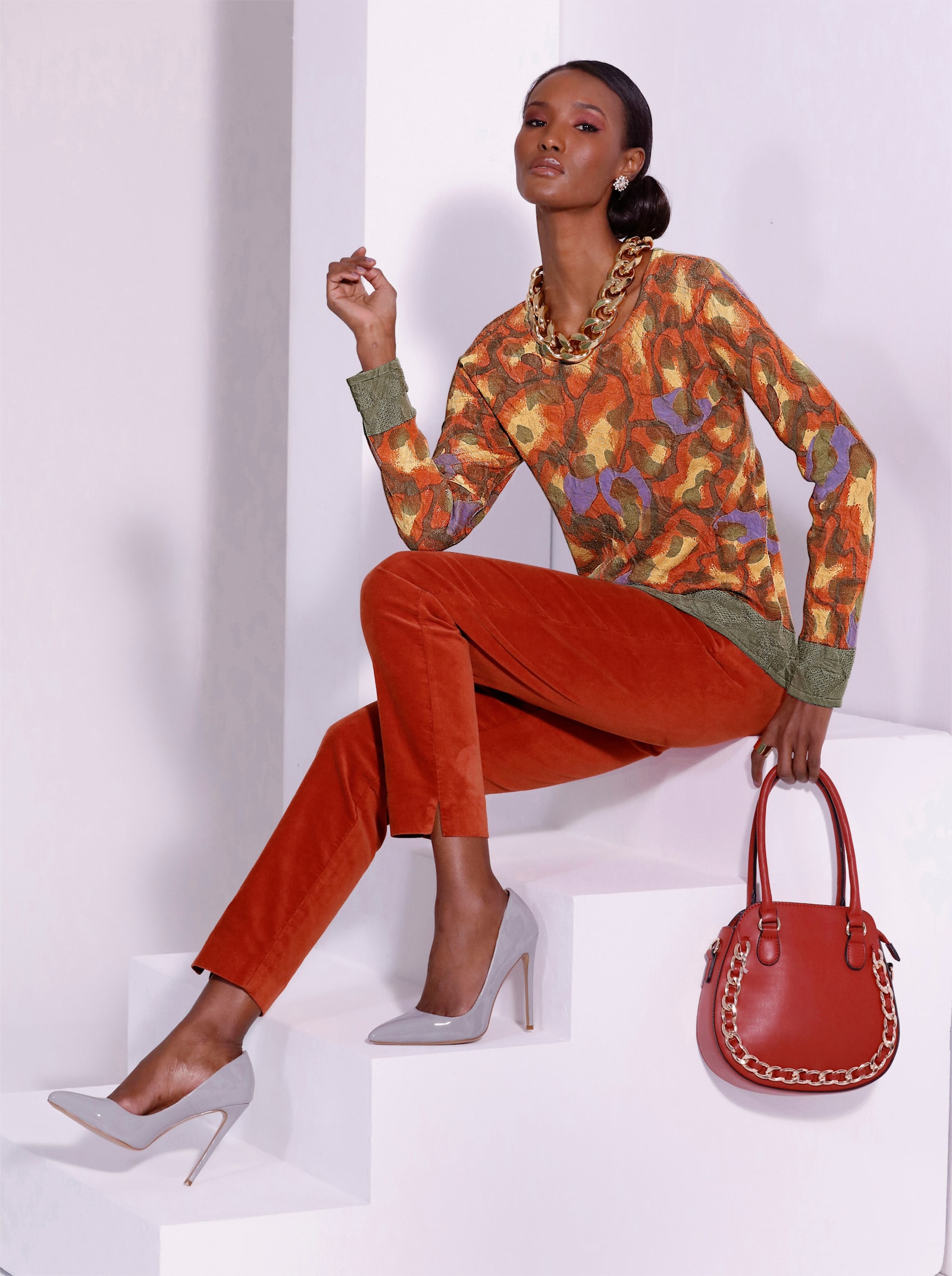 Samthose mit Zierpaspel-Taschen hinten - rostrot