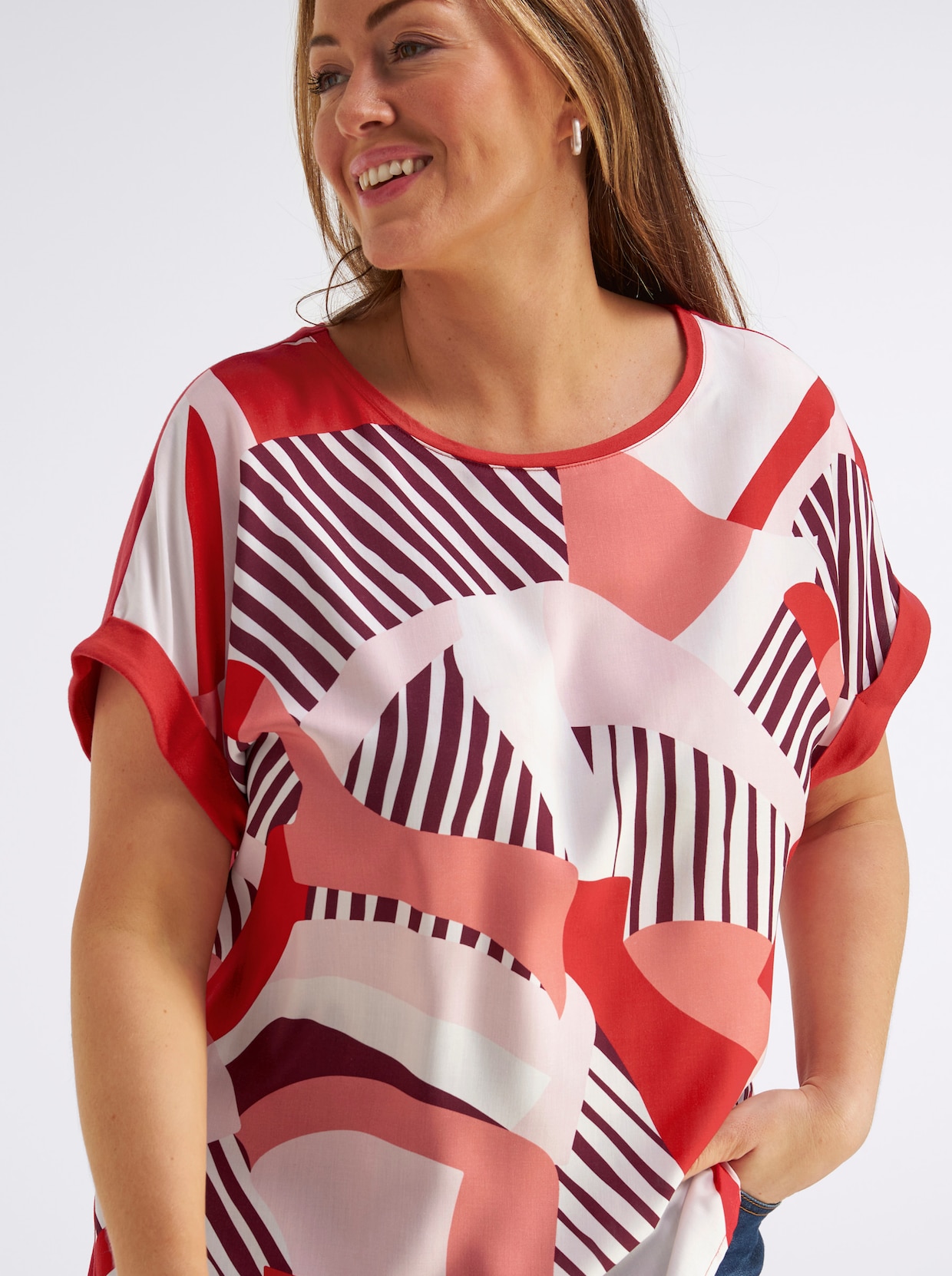 sheego Blusenshirt mit Grafikprint vorn - erdbeere-koralle-bedruckt