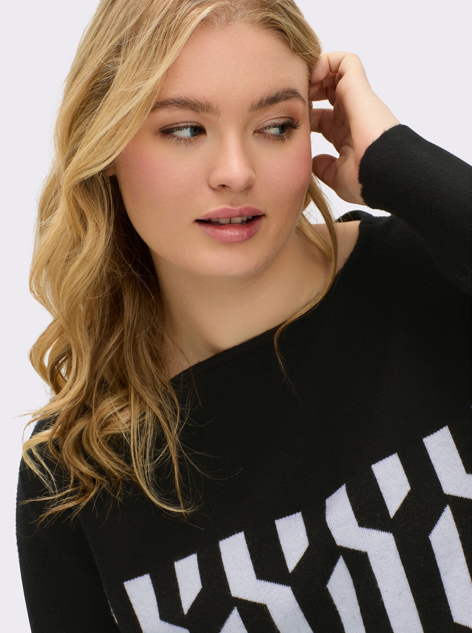 sheego Pullover mit Grafik-Jacquardmuster - schwarz-ecru-gemustert