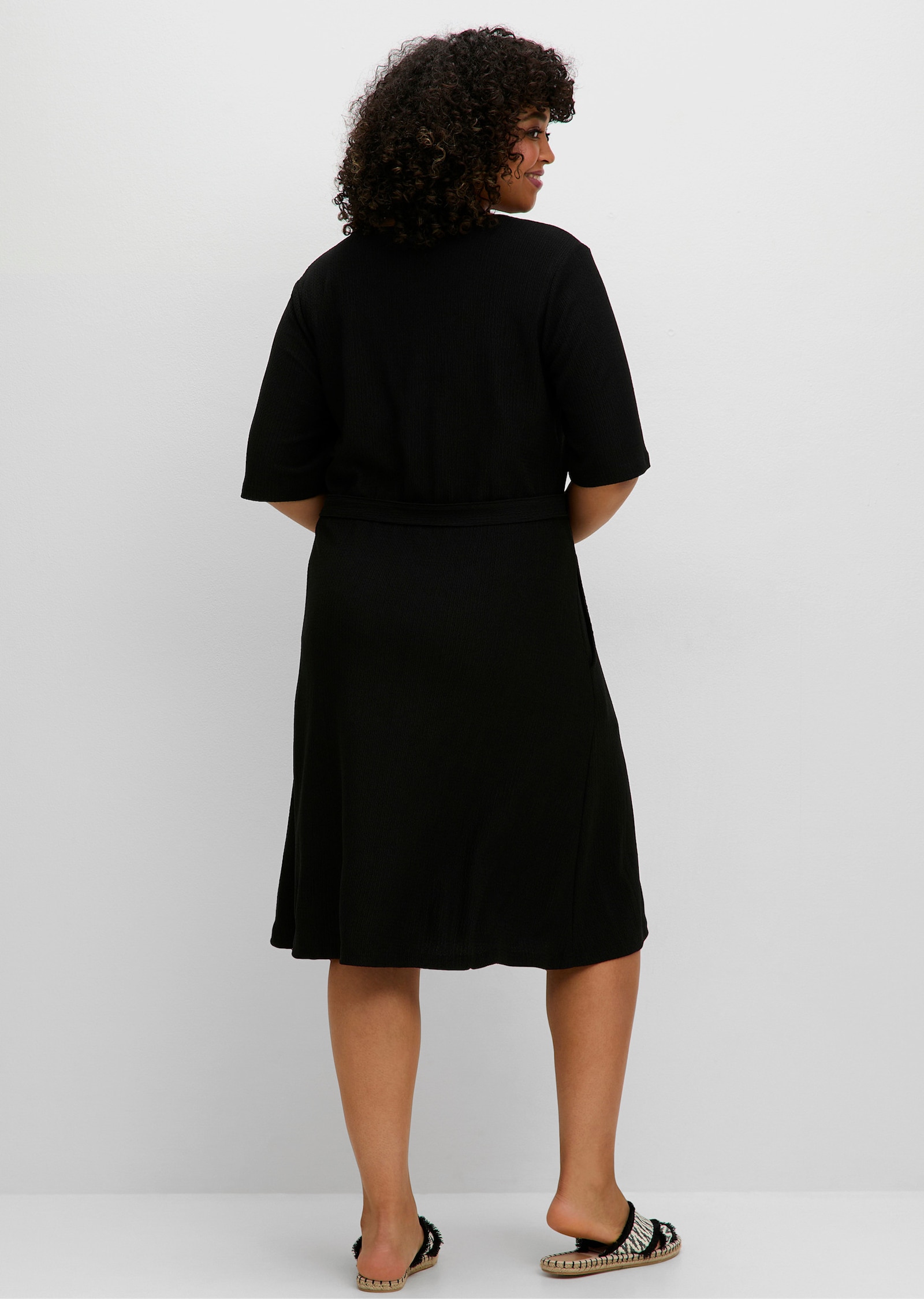 sheego Jerseykleid mit Bindegürtel - schwarz