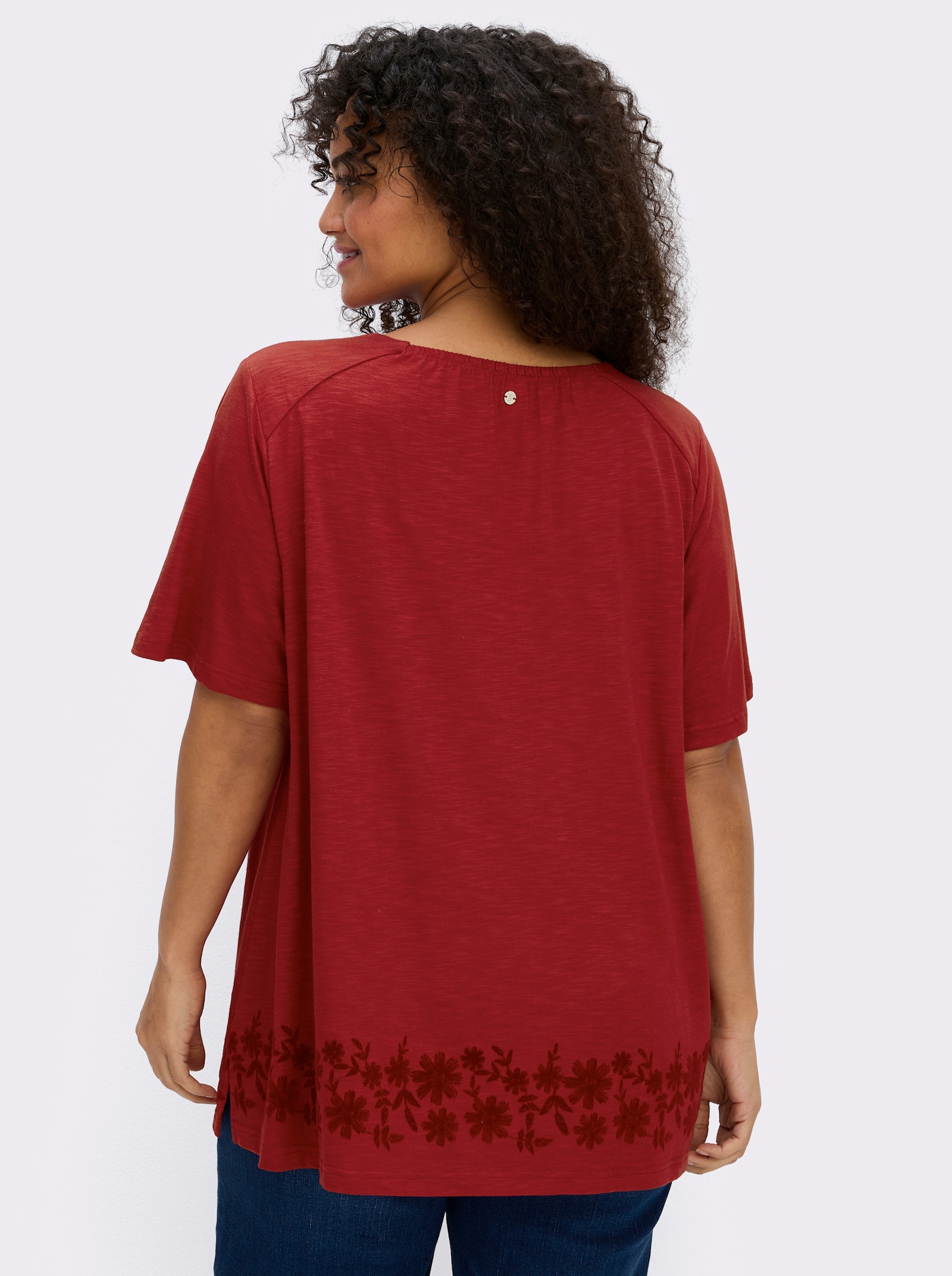 sheego Shirt in A-lijn, met bloemenprint op de zoom - kers
