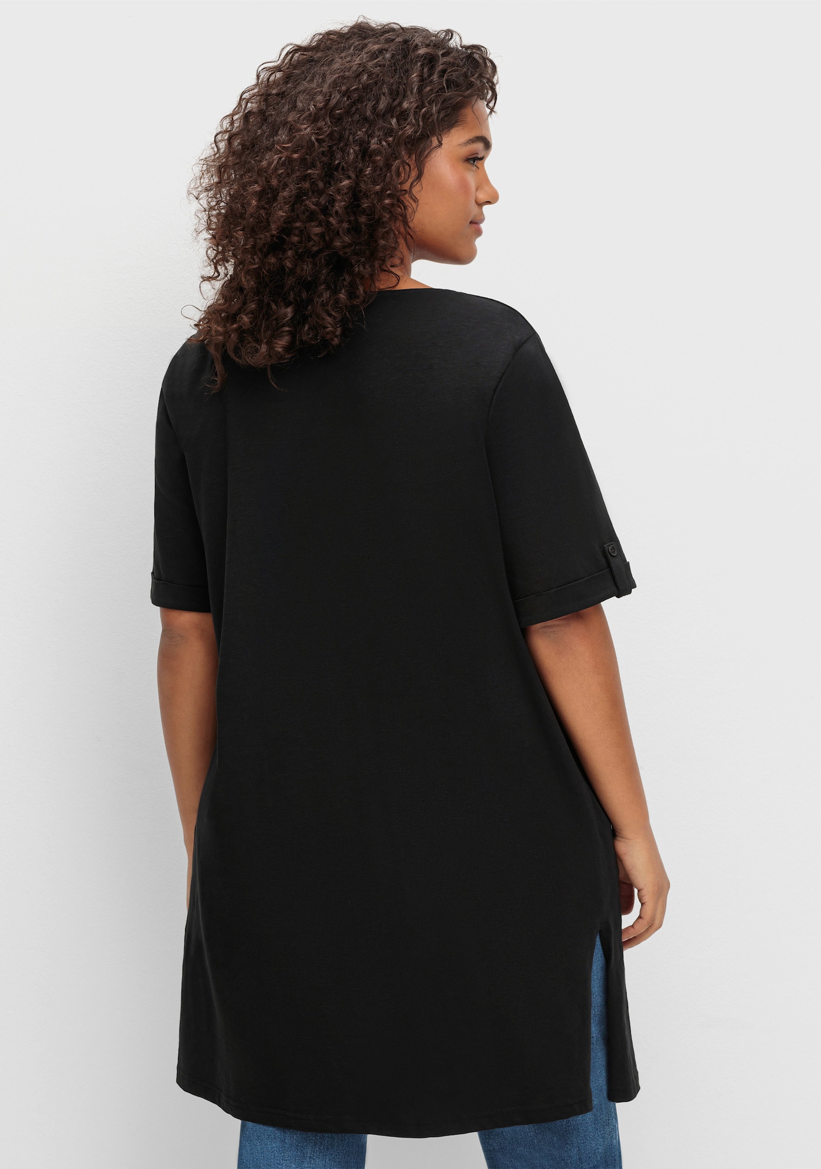 sheego Lang shirt met hals met split - zwart