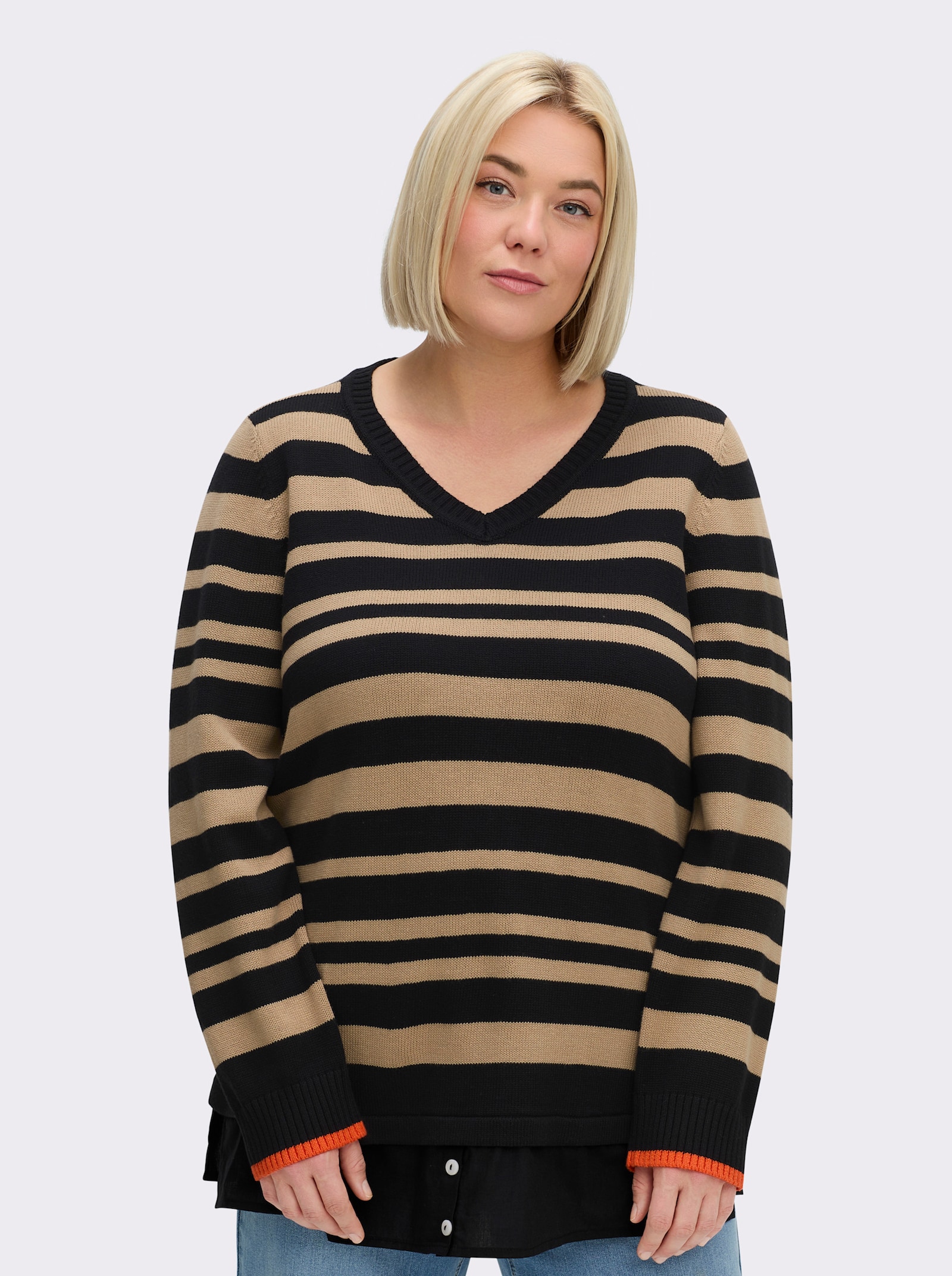 sheego V-Ausschnitt-Pullover mit Bluseneinsatz am Saum - schwarz-beige-gestreift