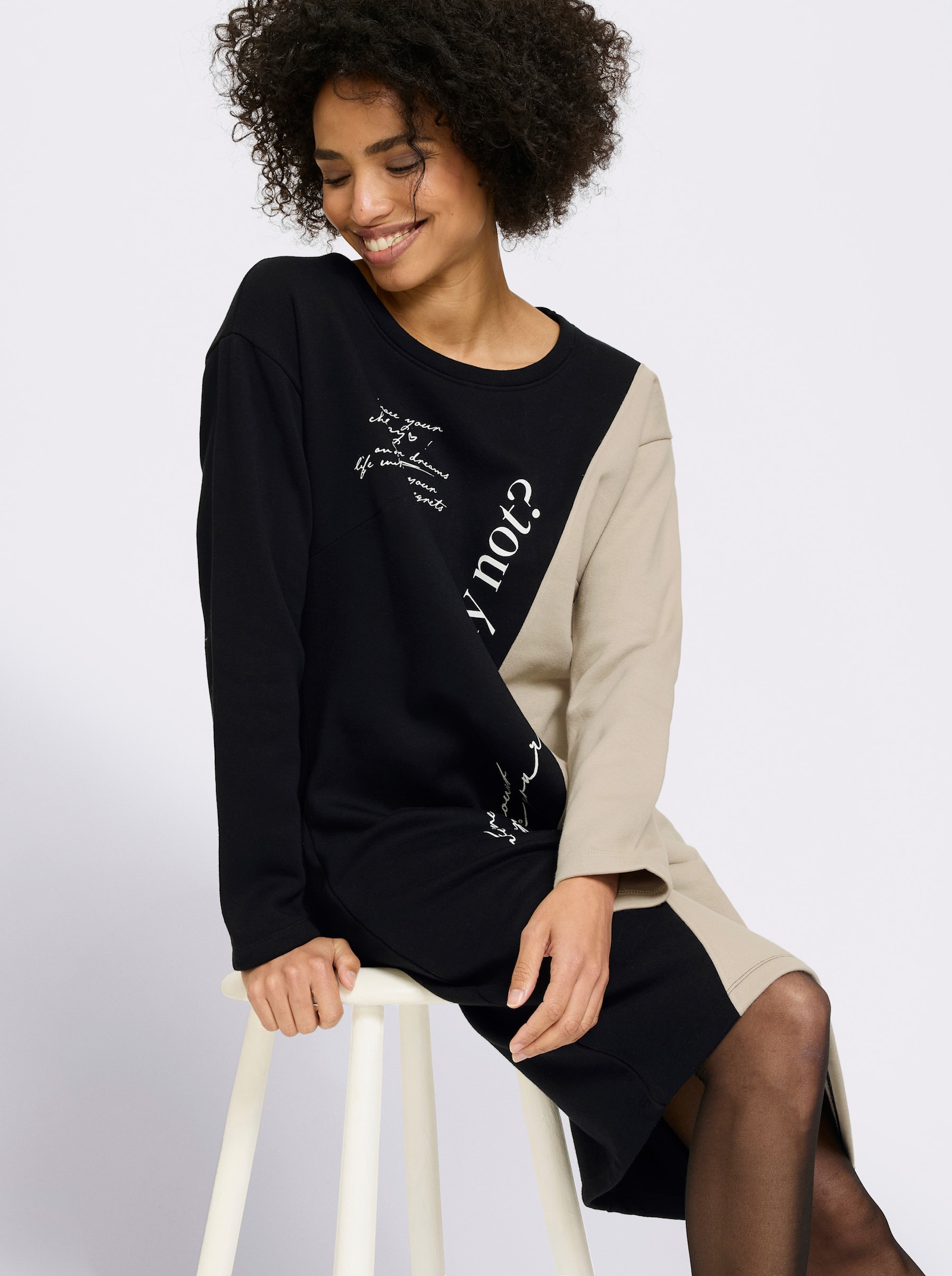 heine Sweatkleid mit diagonalem Streifen - sesam-schwarz-bedruckt