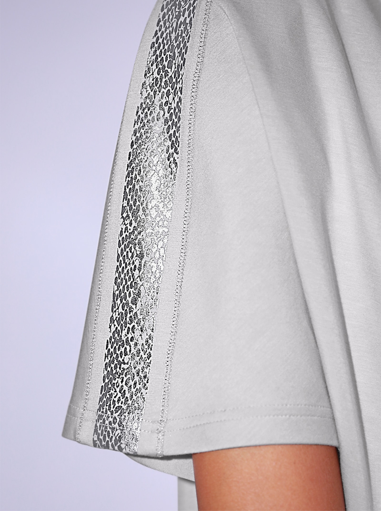 Freizeitkleid mit Glanzeffekten im Schulterbereich - hellgrau