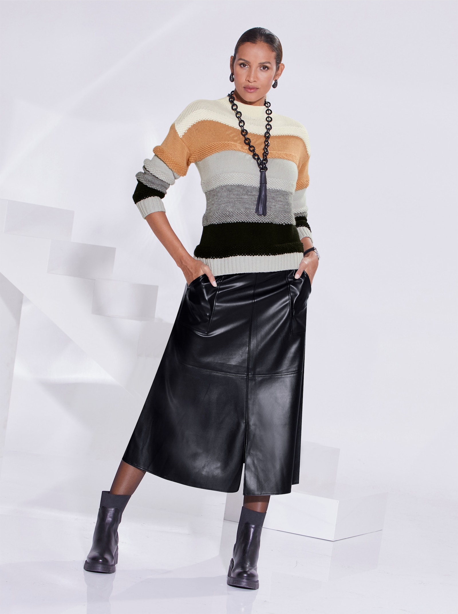 Rok van imitatieleer in uitlopend model - zwart