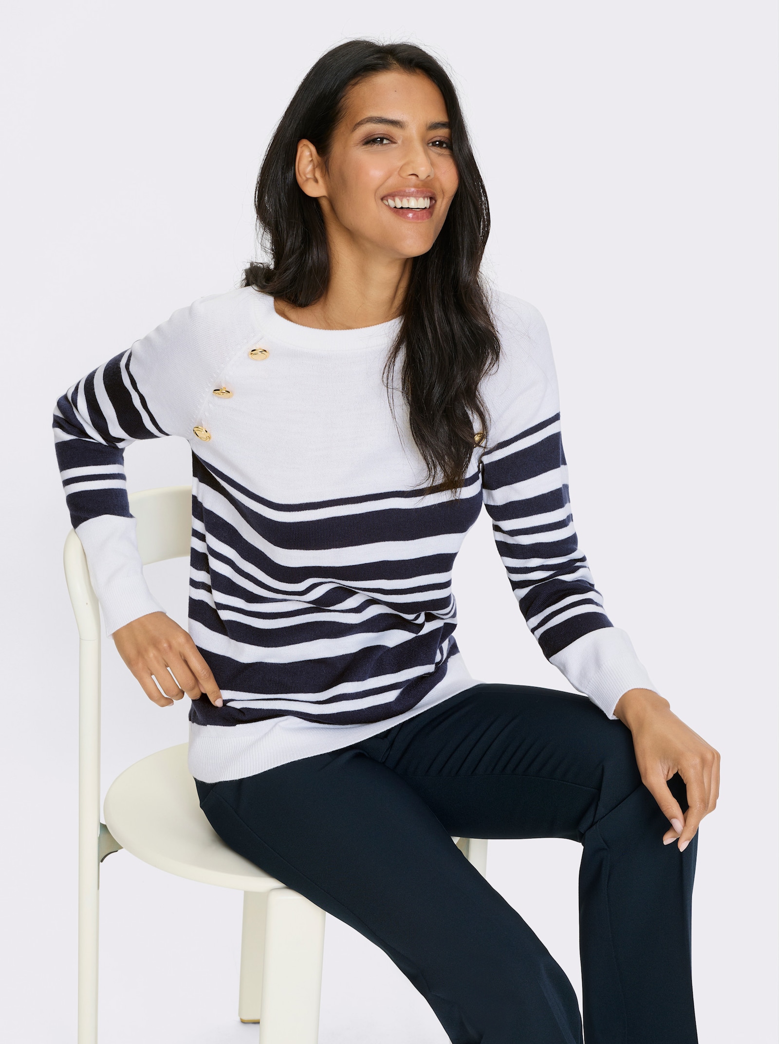 Langarm-Pullover mit goldfarbenen Knöpfen - weiß-marine-geringelt