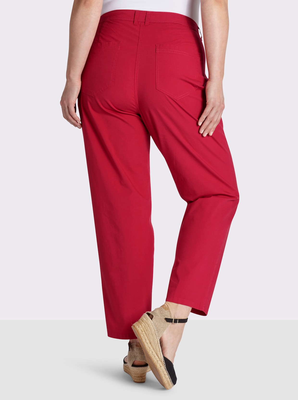 sheego Chinohose mit Strassknopf am Bund - erdbeere