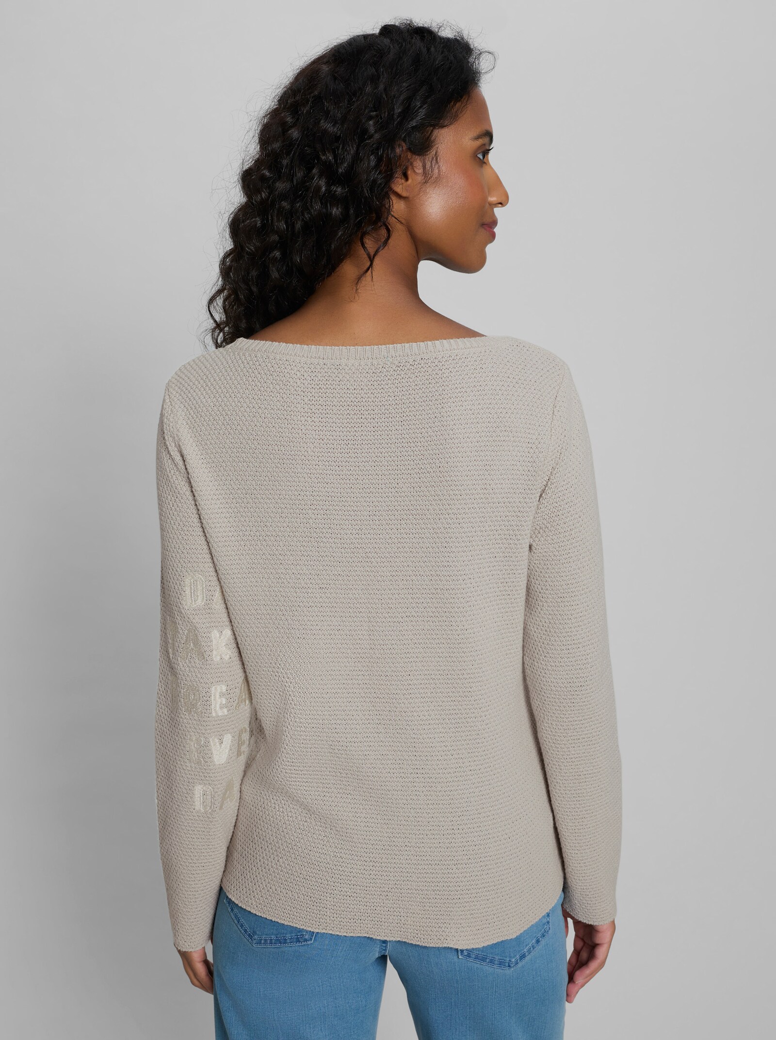 heine Pullover mit gestickter Schrift - hellgrau-ecru-gemustert