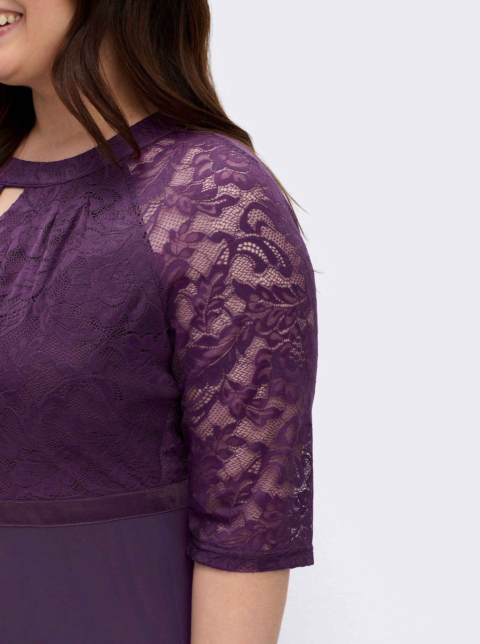 Spitzenkleid mit weitem Rockteil - traube