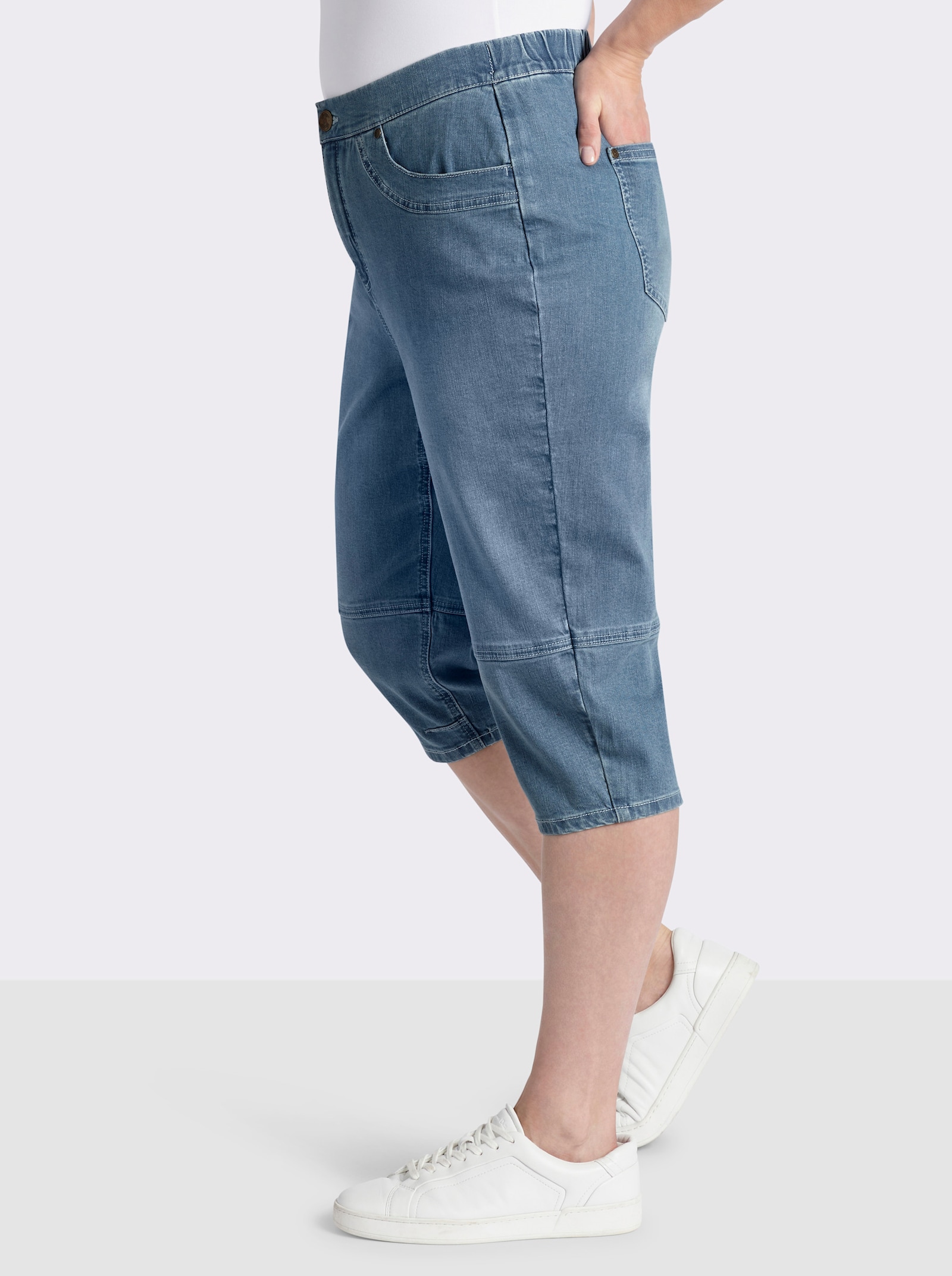 sheego Caprijeans in leichter Waschung - blue-bleached