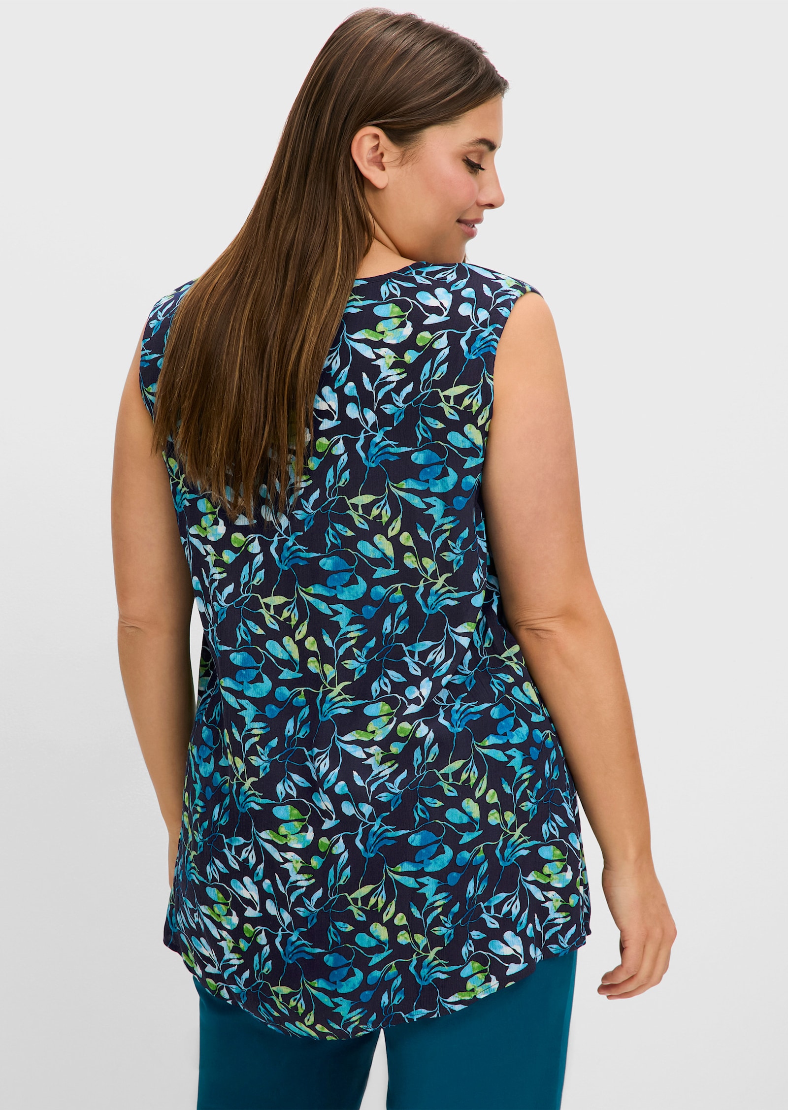 sheego Blusentop aus Crêpequalität, mit Blätterdruck - tiefblau-bedruckt