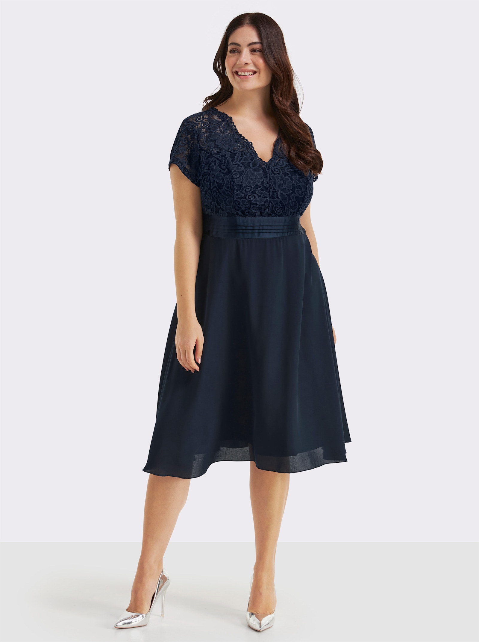 Cocktailkleid mit kunstvollem Spitzeneinsatz - marine