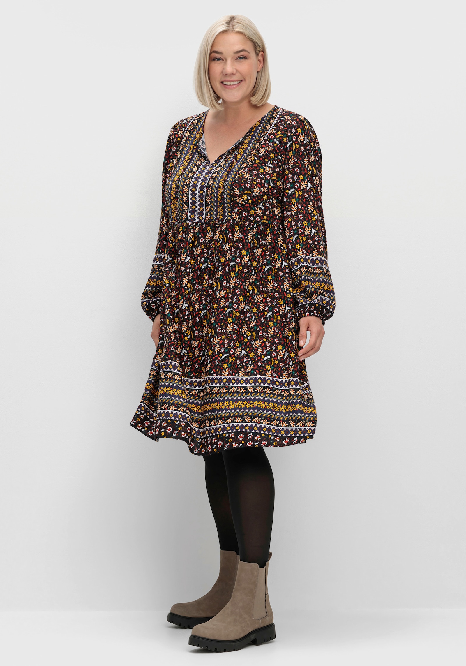 Druckkleid mit Bordüren-Dessin - schwarz-rotbraun-bedruckt