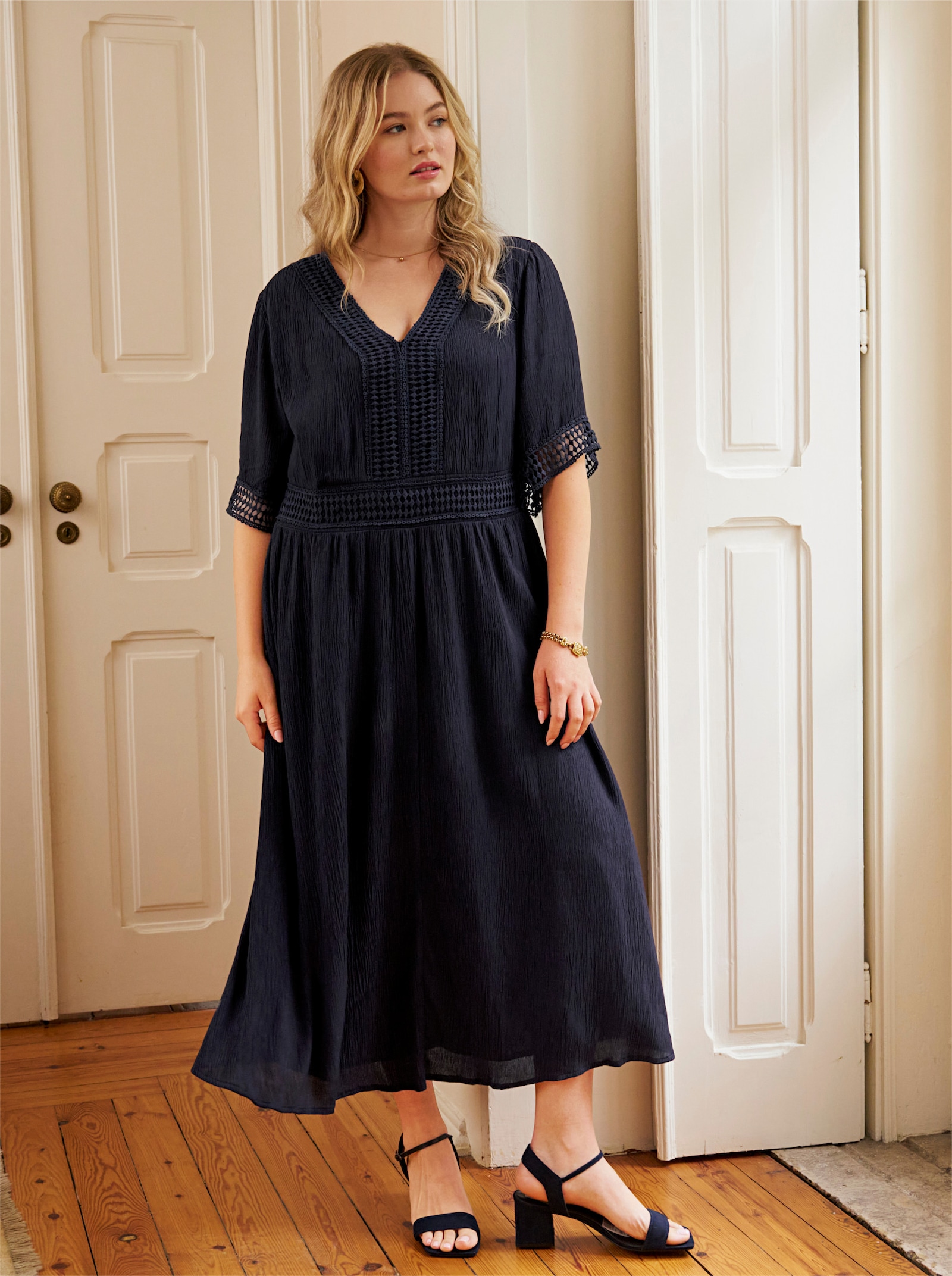 sheego Maxikleid mit Häkelspitze - tiefblau