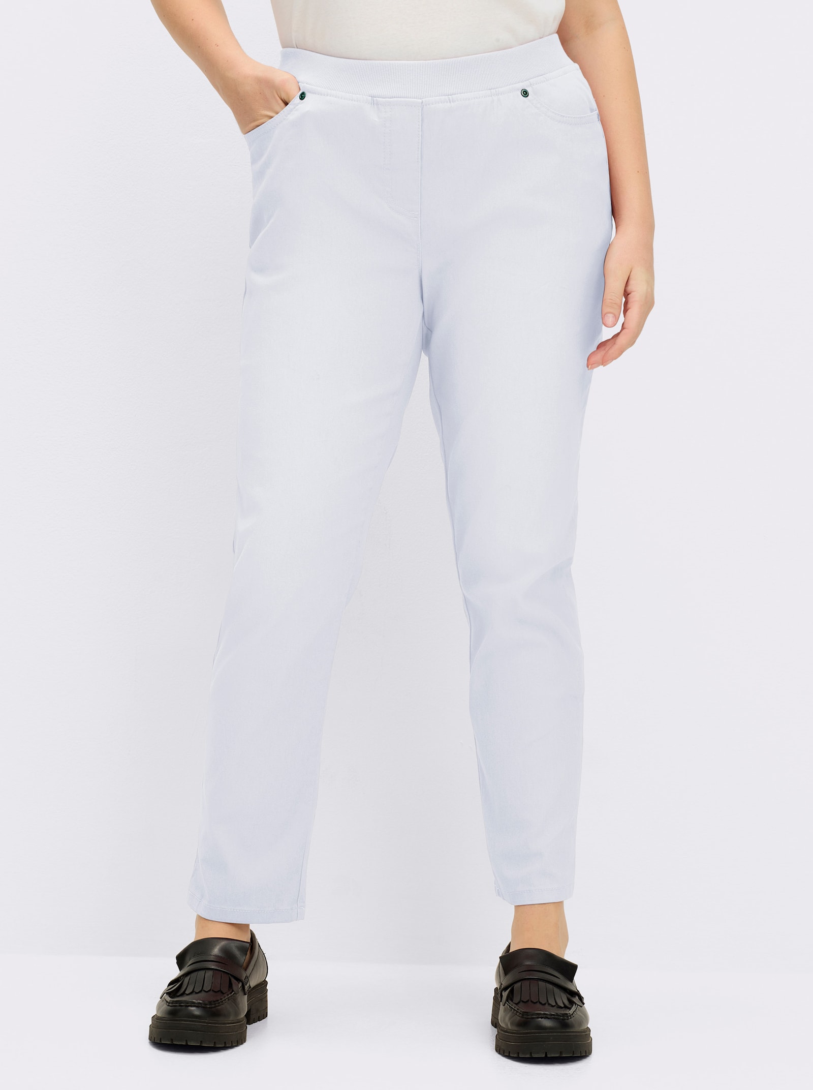 Schlupfjeans mit geripptem Strick-Dehnbund - weiß